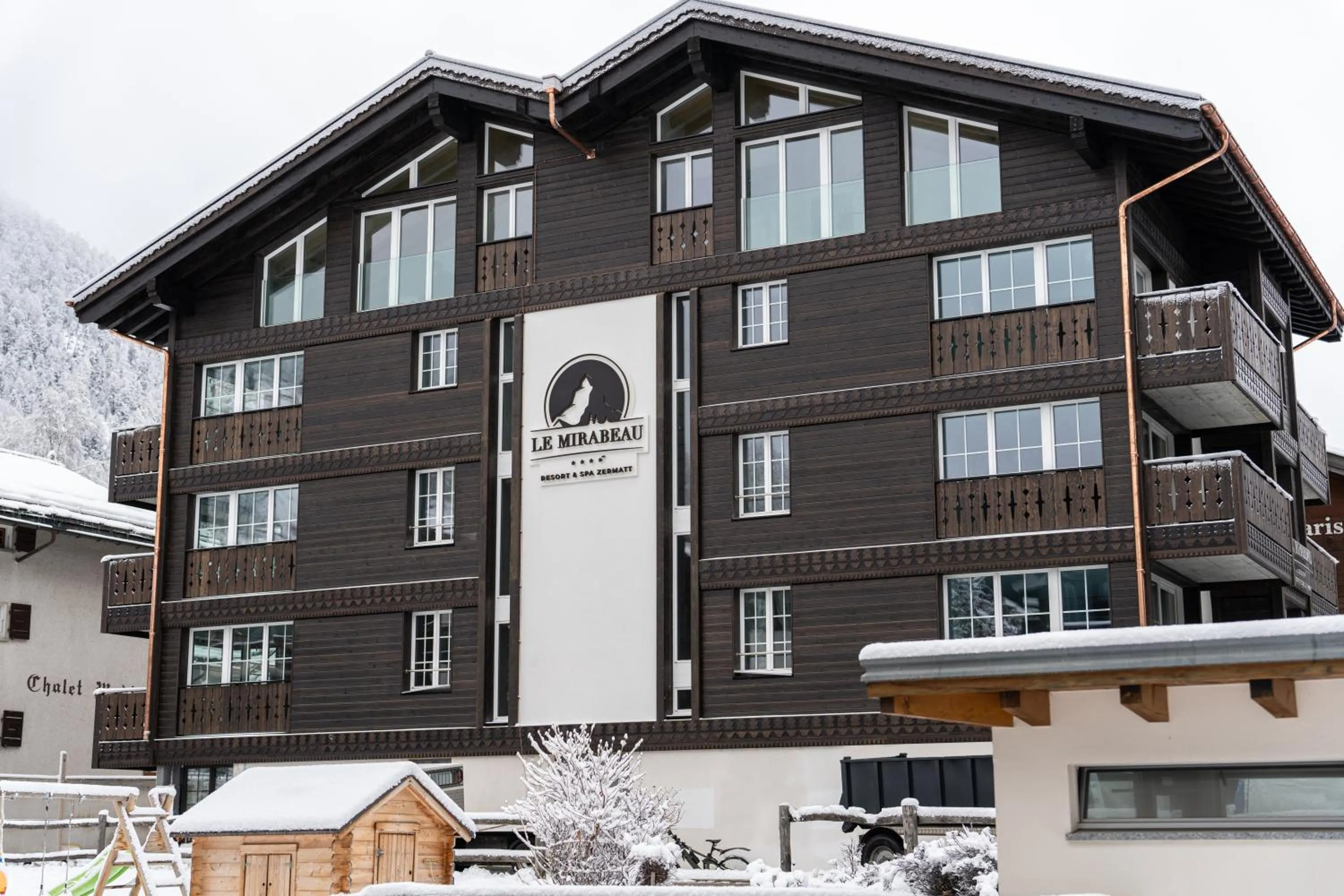 Property building in Mirabeau Etoile