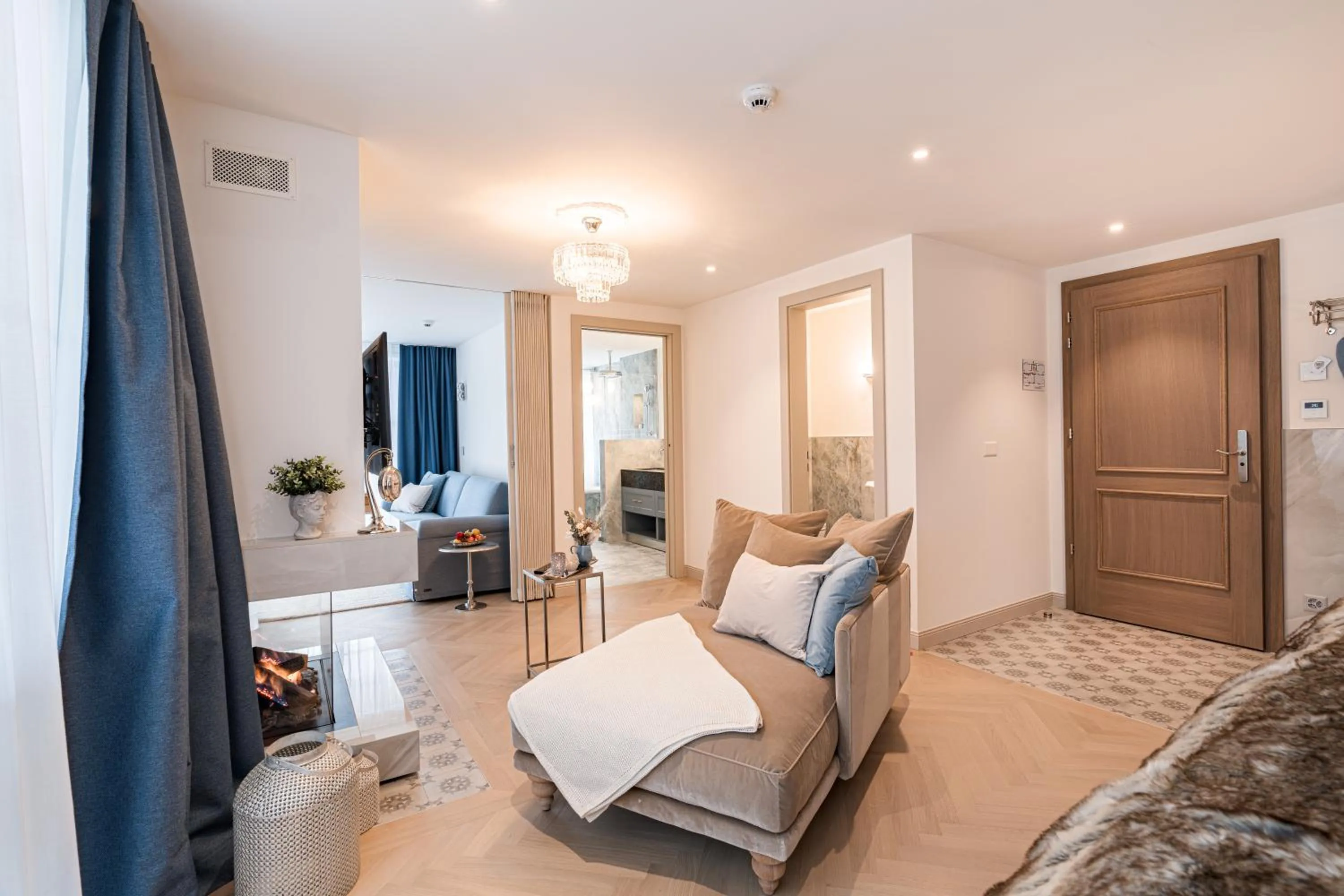 Photo of the whole room, Bed in Mirabeau Etoile