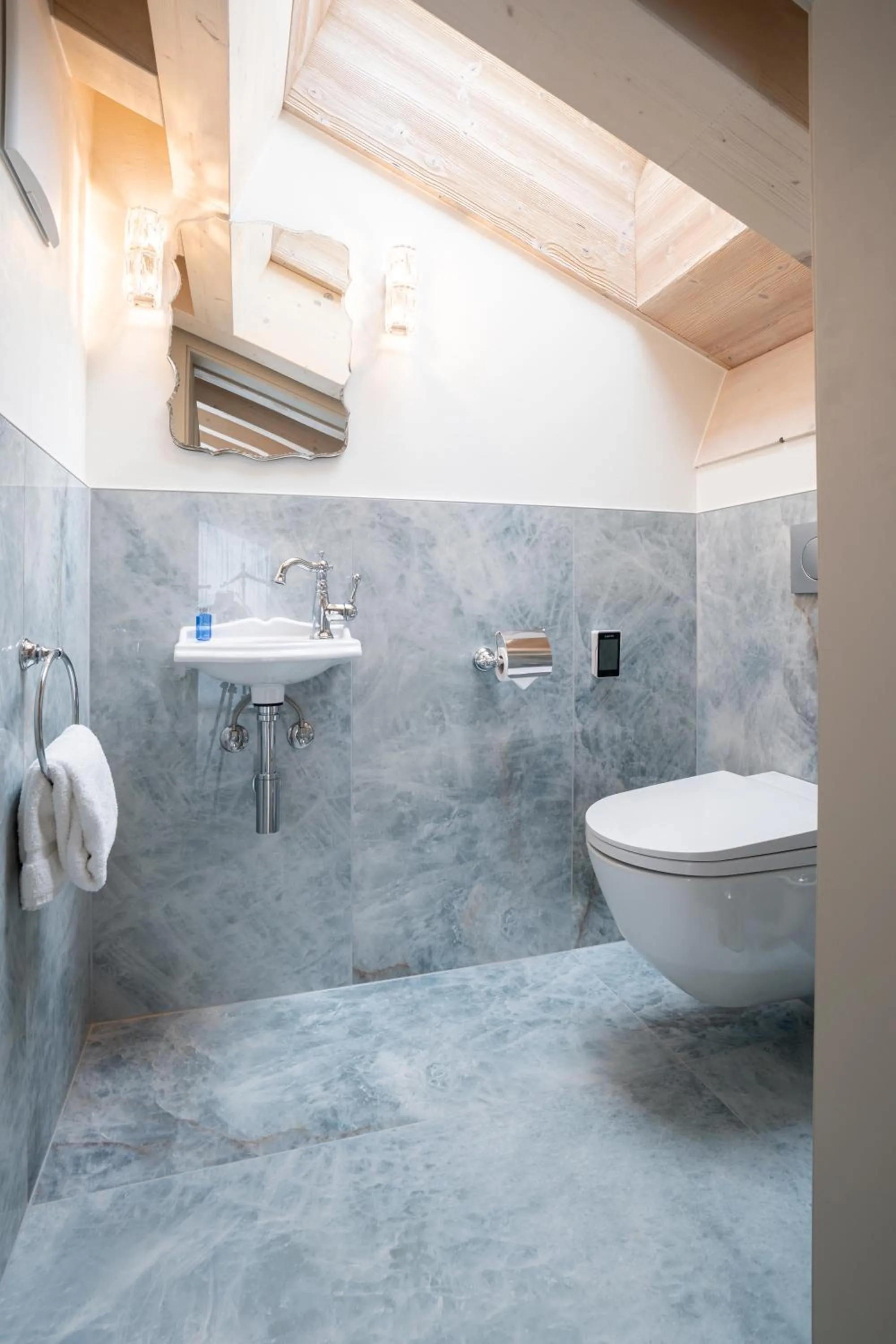 Toilet in Mirabeau Etoile