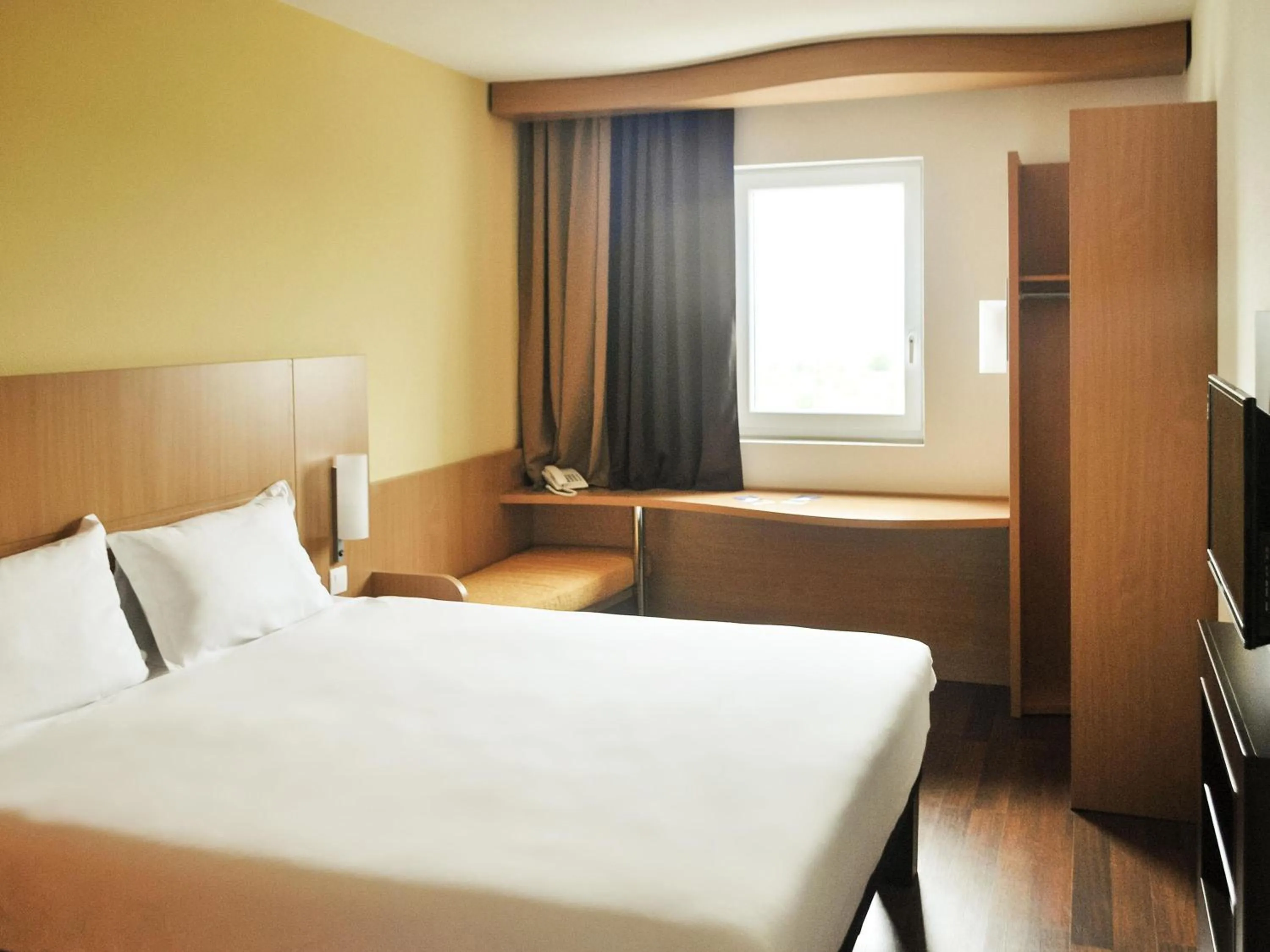 Bedroom, Bed in Ibis Sofia Airport Hotel