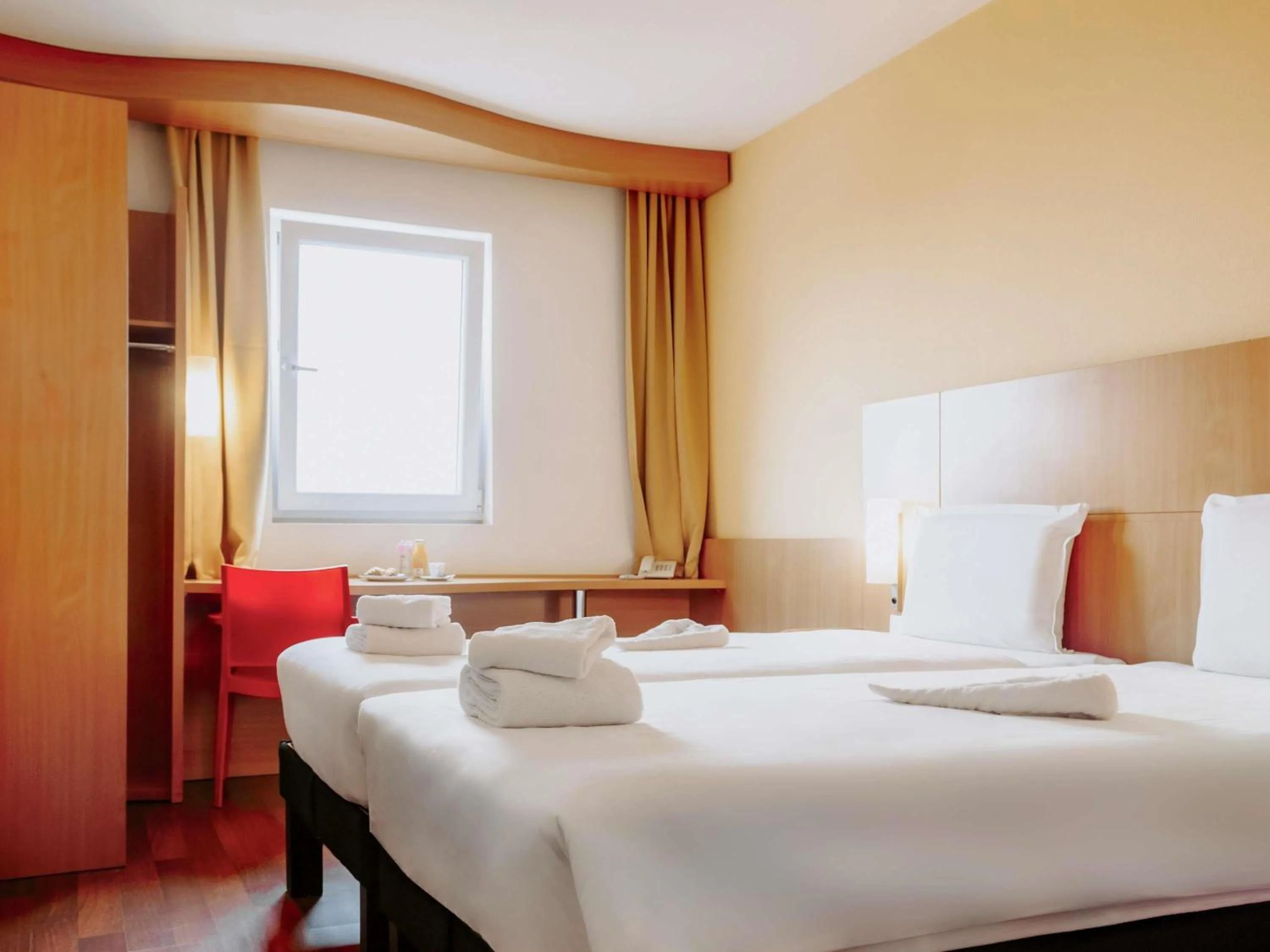 Bedroom, Bed in Ibis Sofia Airport Hotel