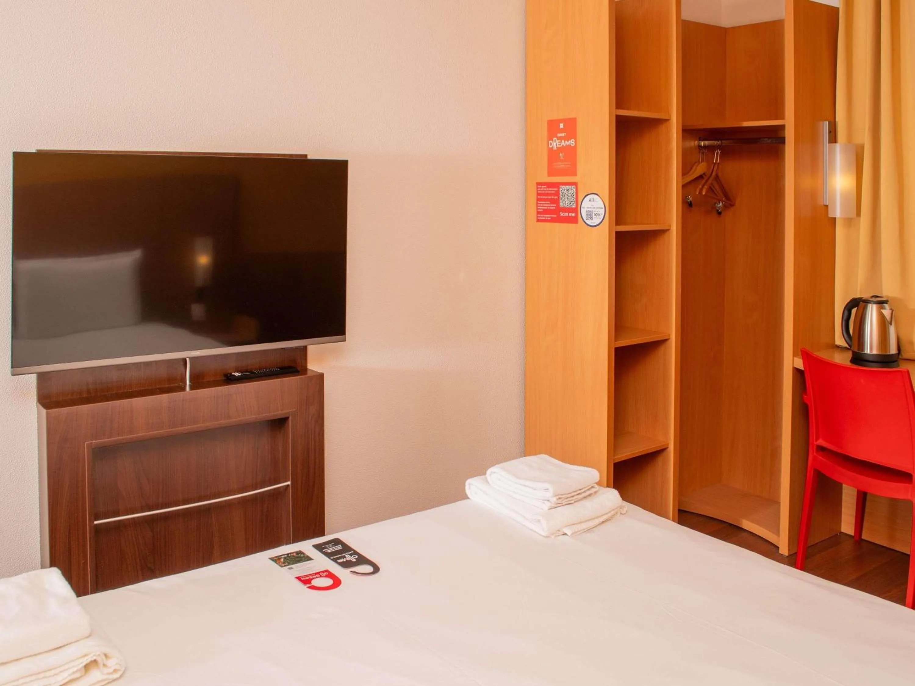 Bedroom, Bed in Ibis Sofia Airport Hotel