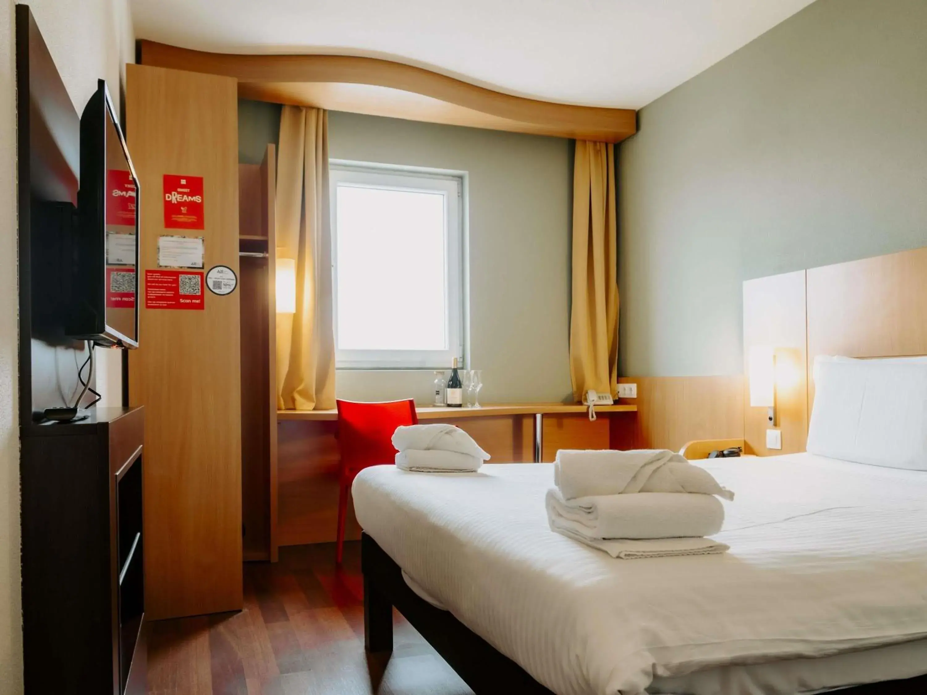 Bedroom, Bed in Ibis Sofia Airport Hotel Bedroom, Bed in Ibis Sofia Airport Hotel