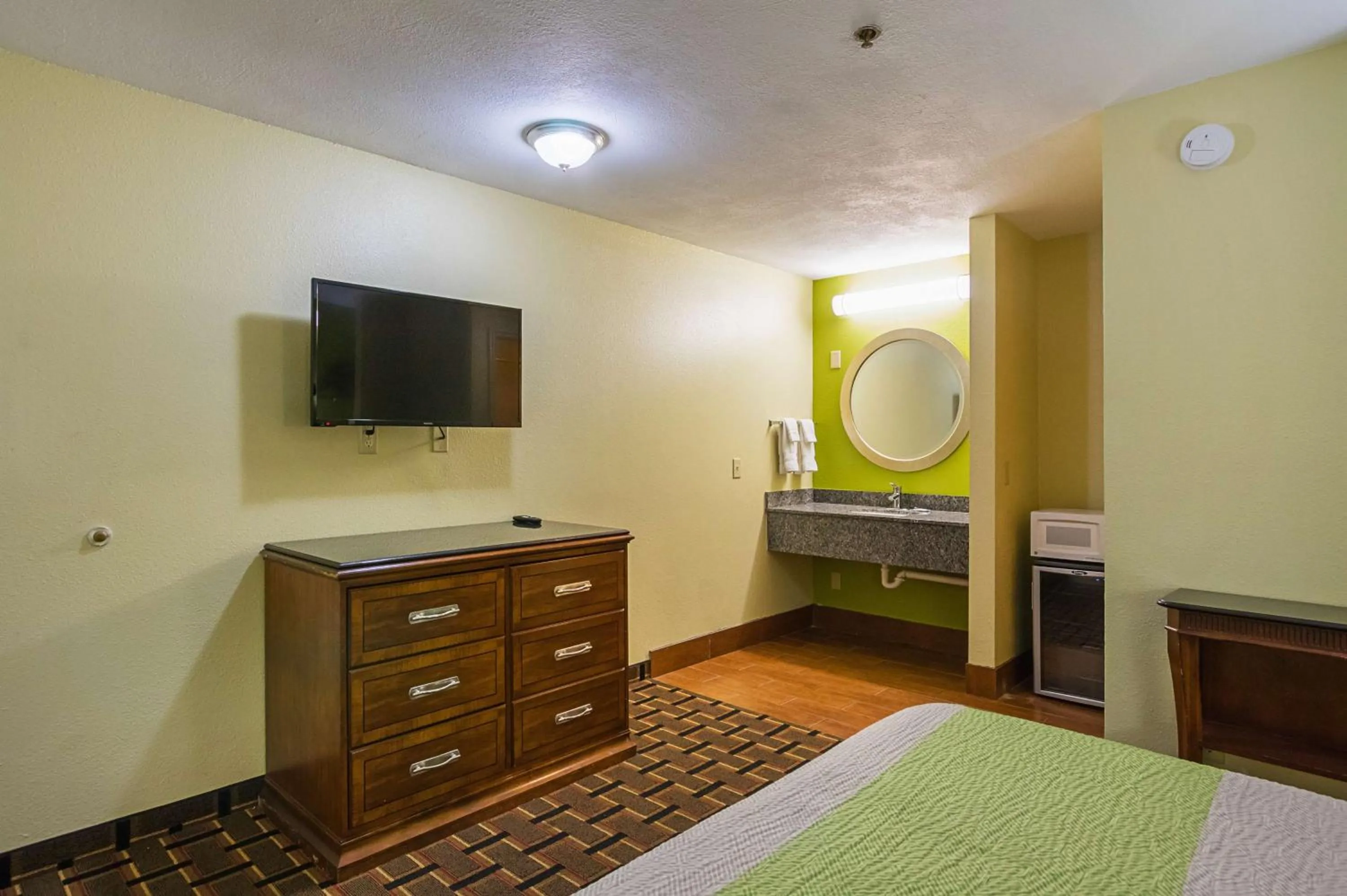 TV and multimedia, Bed in Savannah Garden Inn