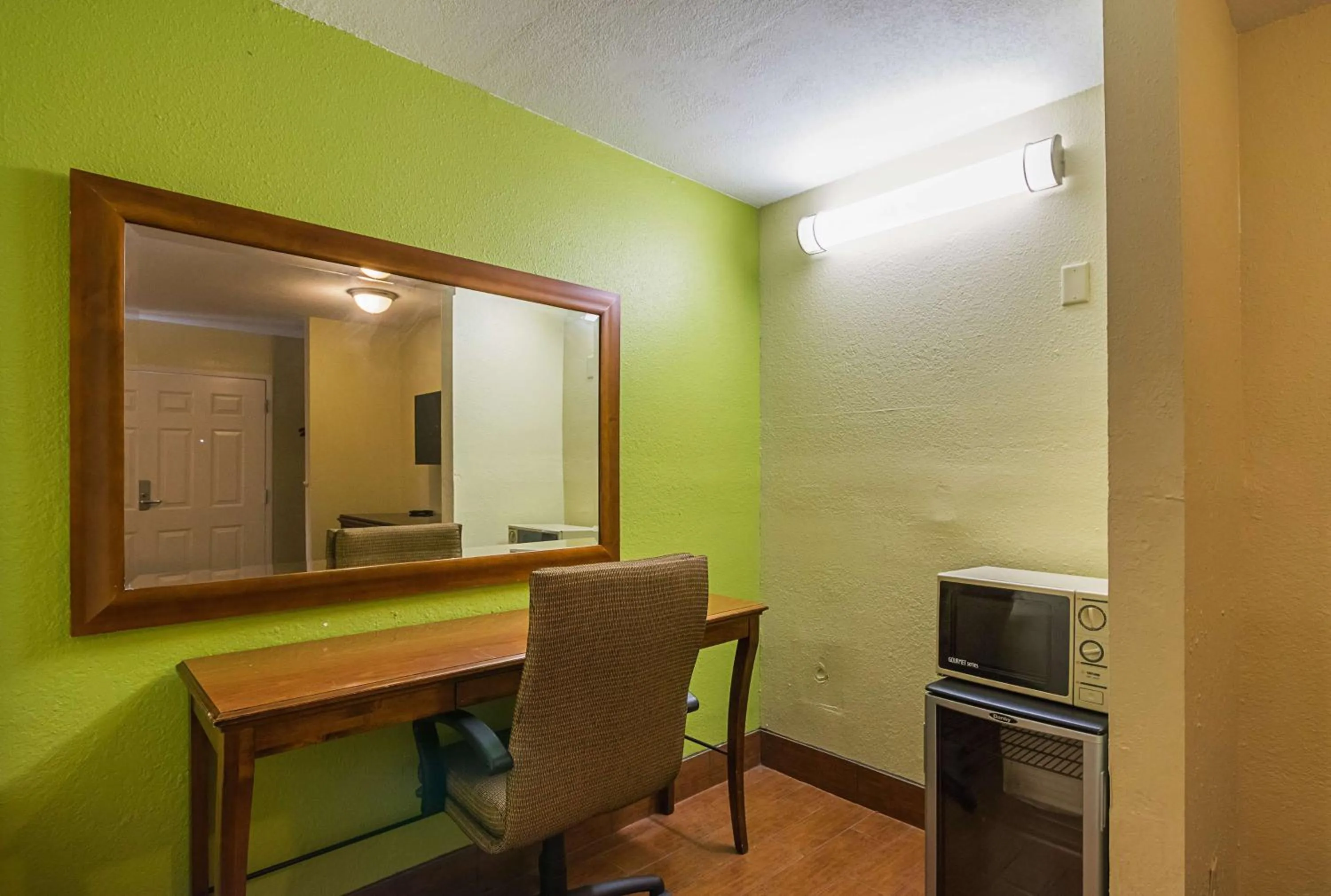 Photo of the whole room in Savannah Garden Inn