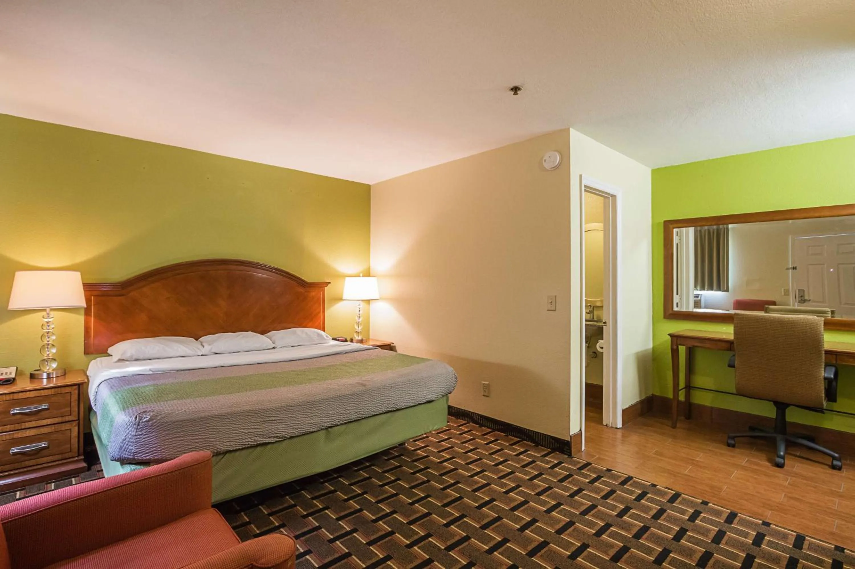 Photo of the whole room, Bed in Savannah Garden Inn