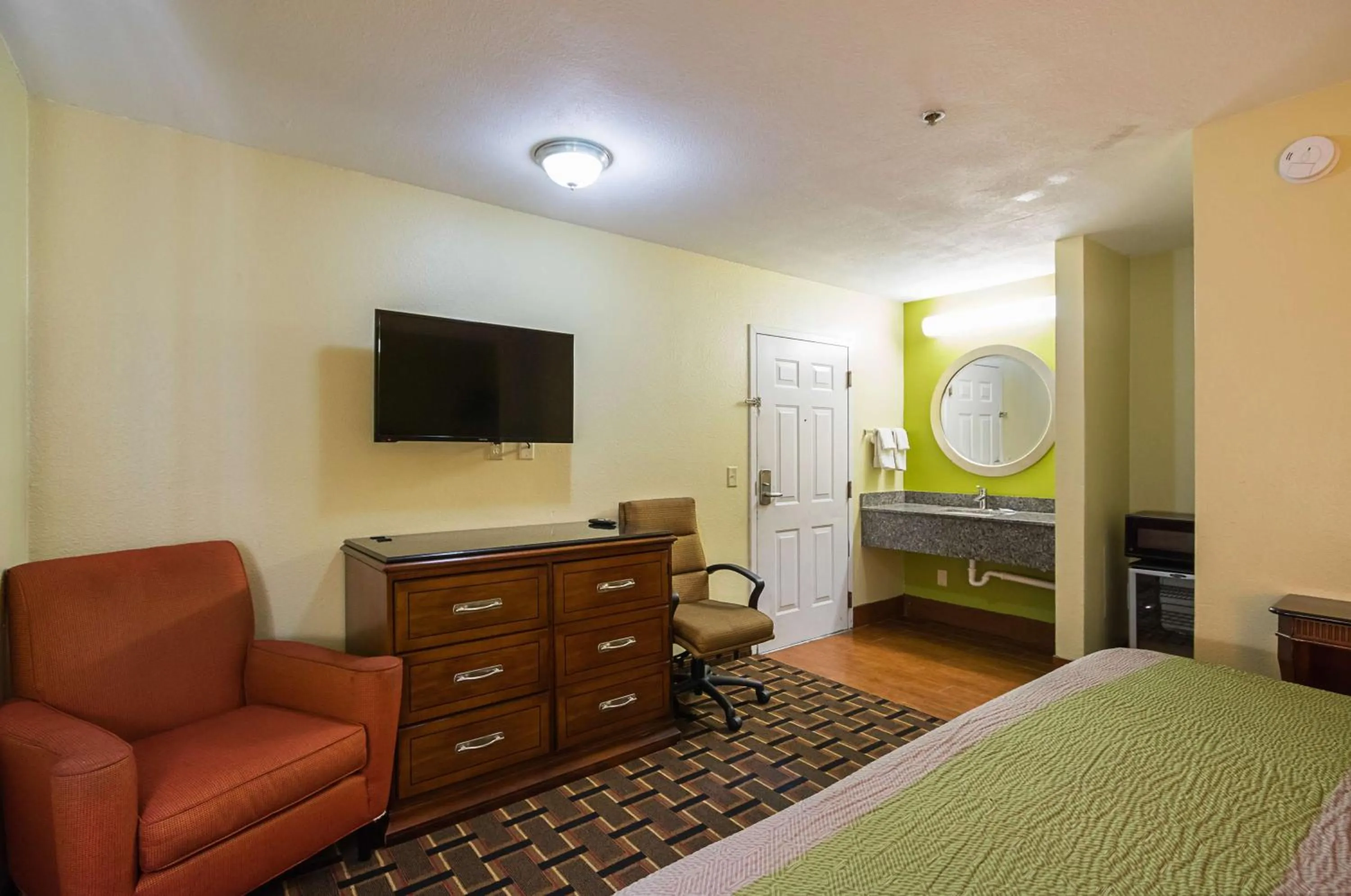 TV and multimedia, Bed in Savannah Garden Inn