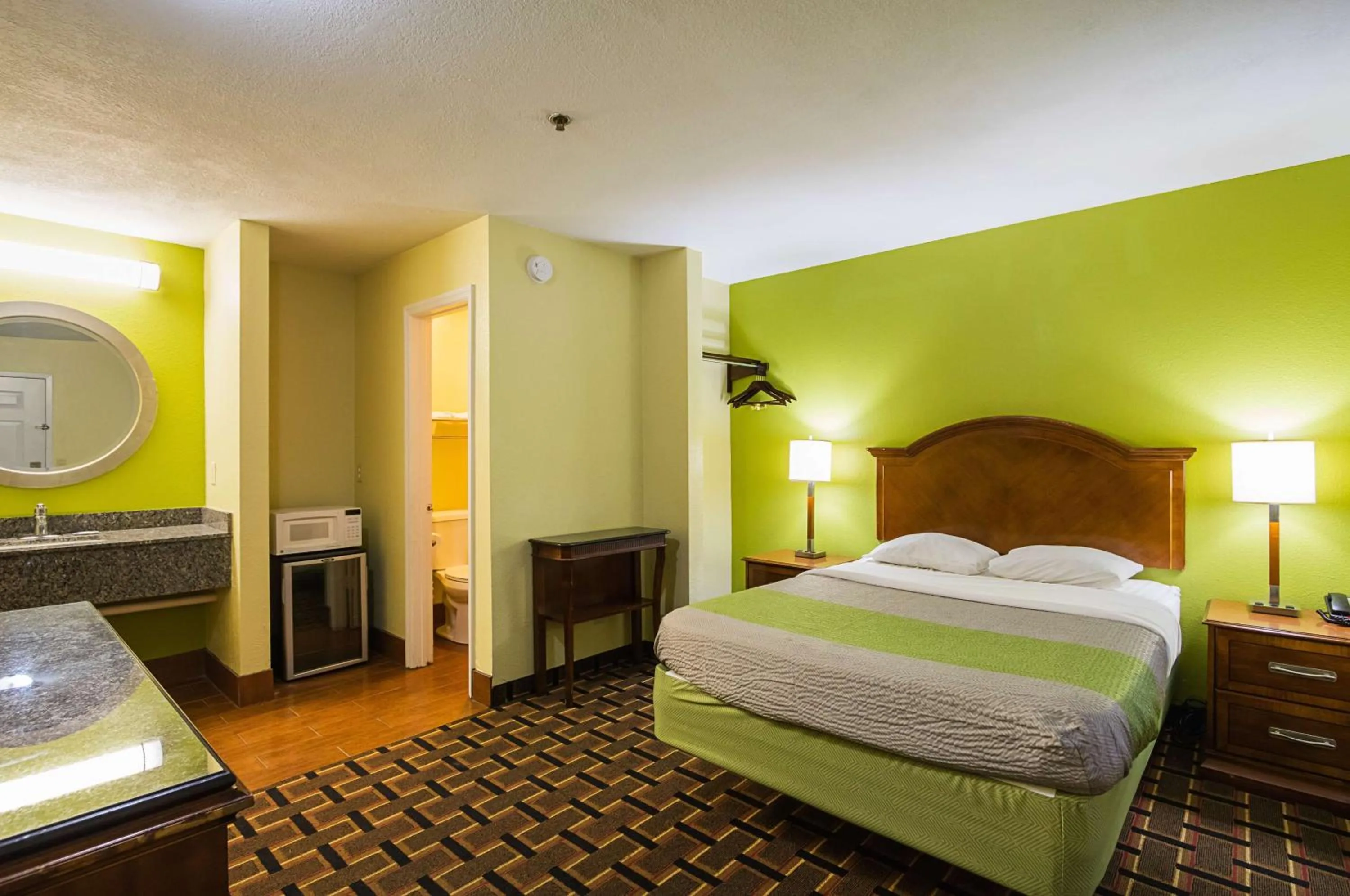 Bathroom, Bed in Savannah Garden Inn
