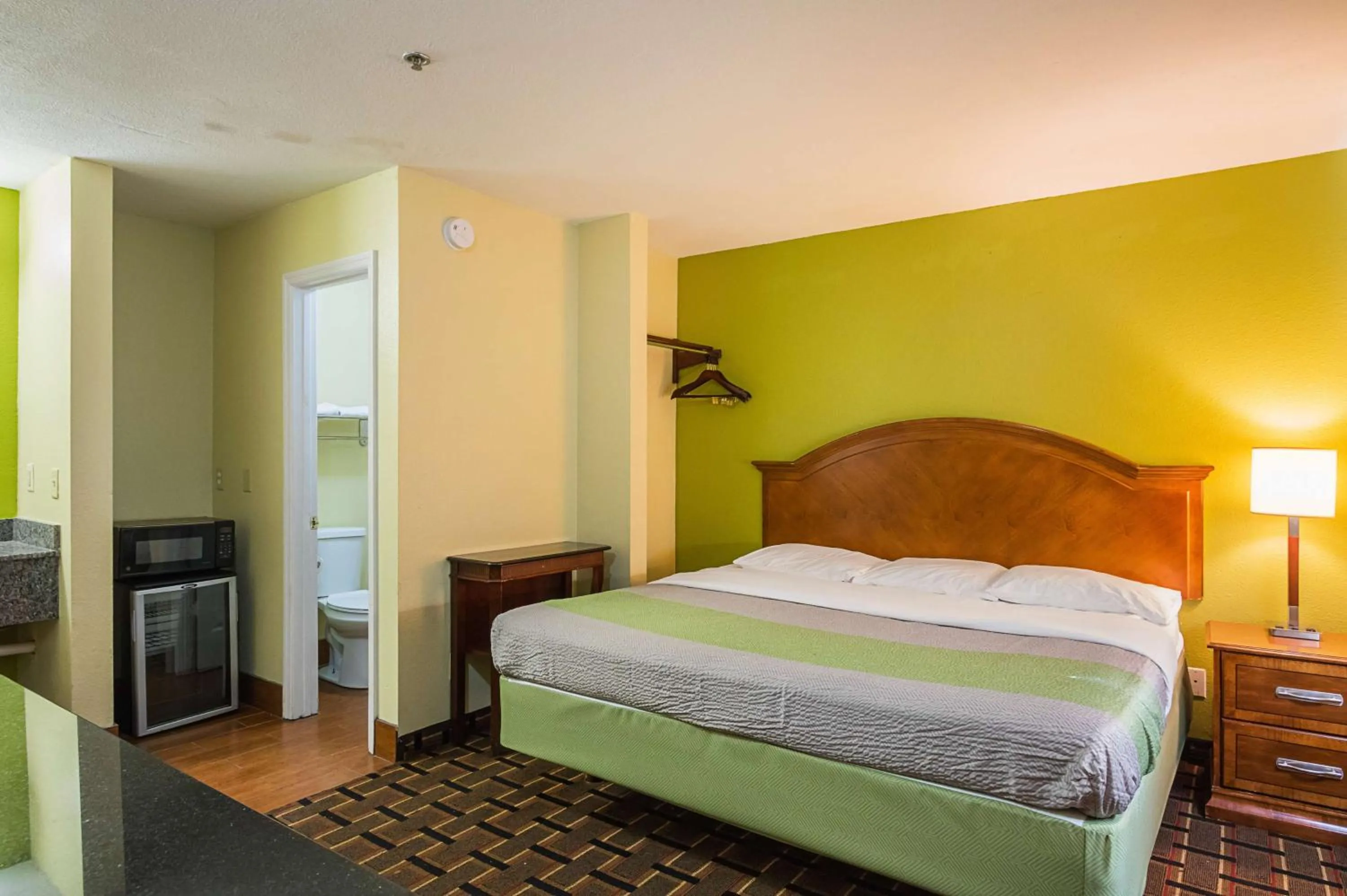 Toilet, Bed in Savannah Garden Inn