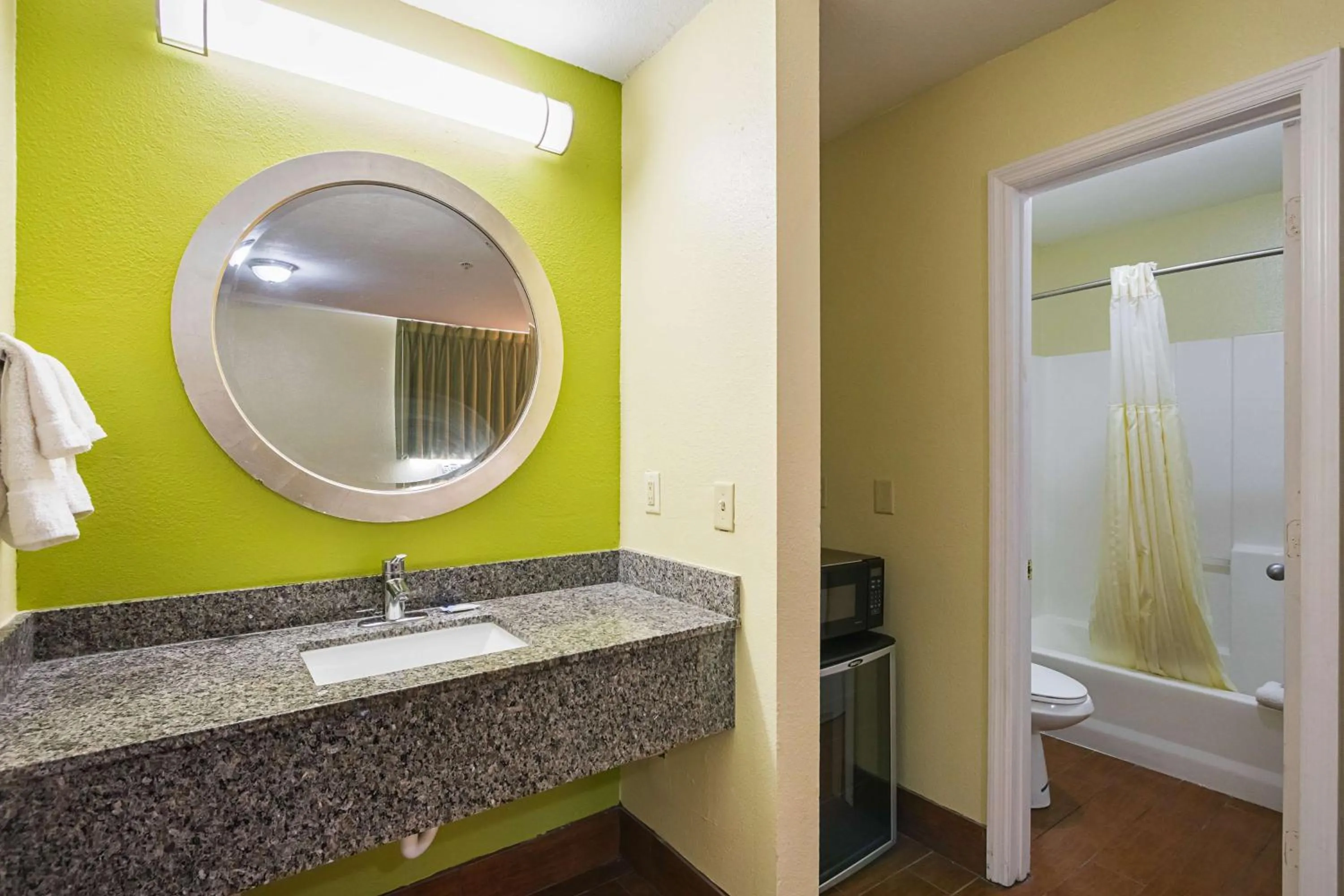 Toilet in Savannah Garden Inn