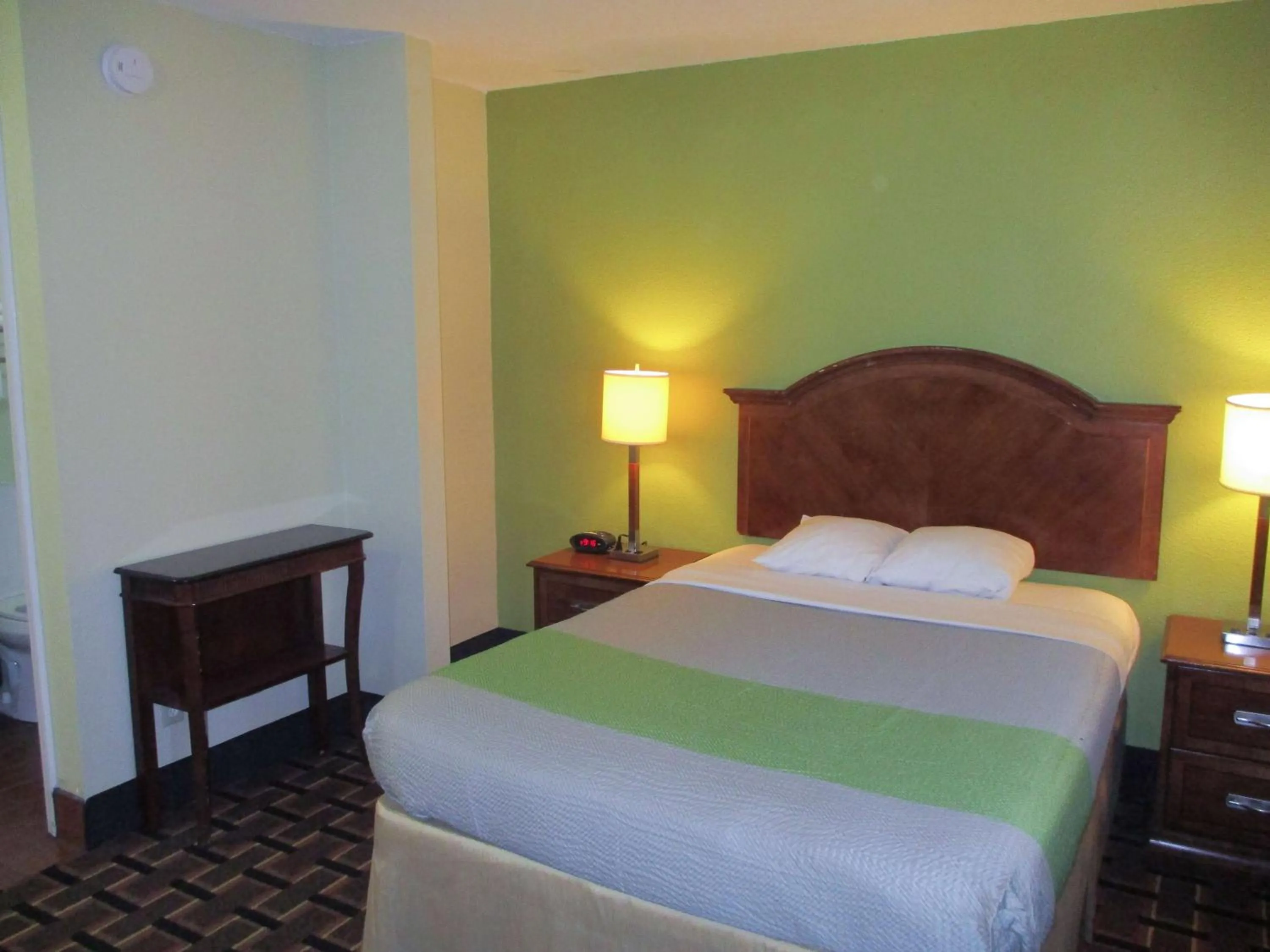 Photo of the whole room, Bed in Savannah Garden Inn