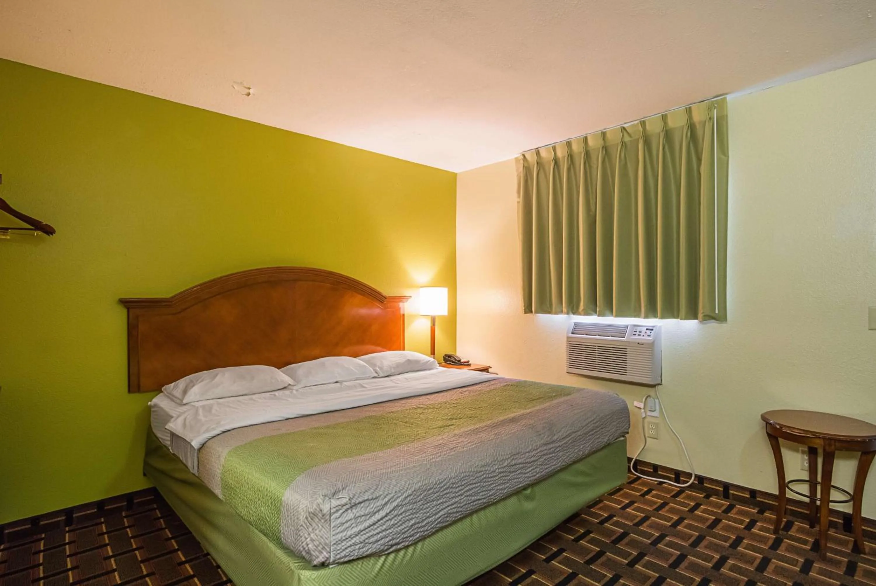 Photo of the whole room, Bed in Savannah Garden Inn