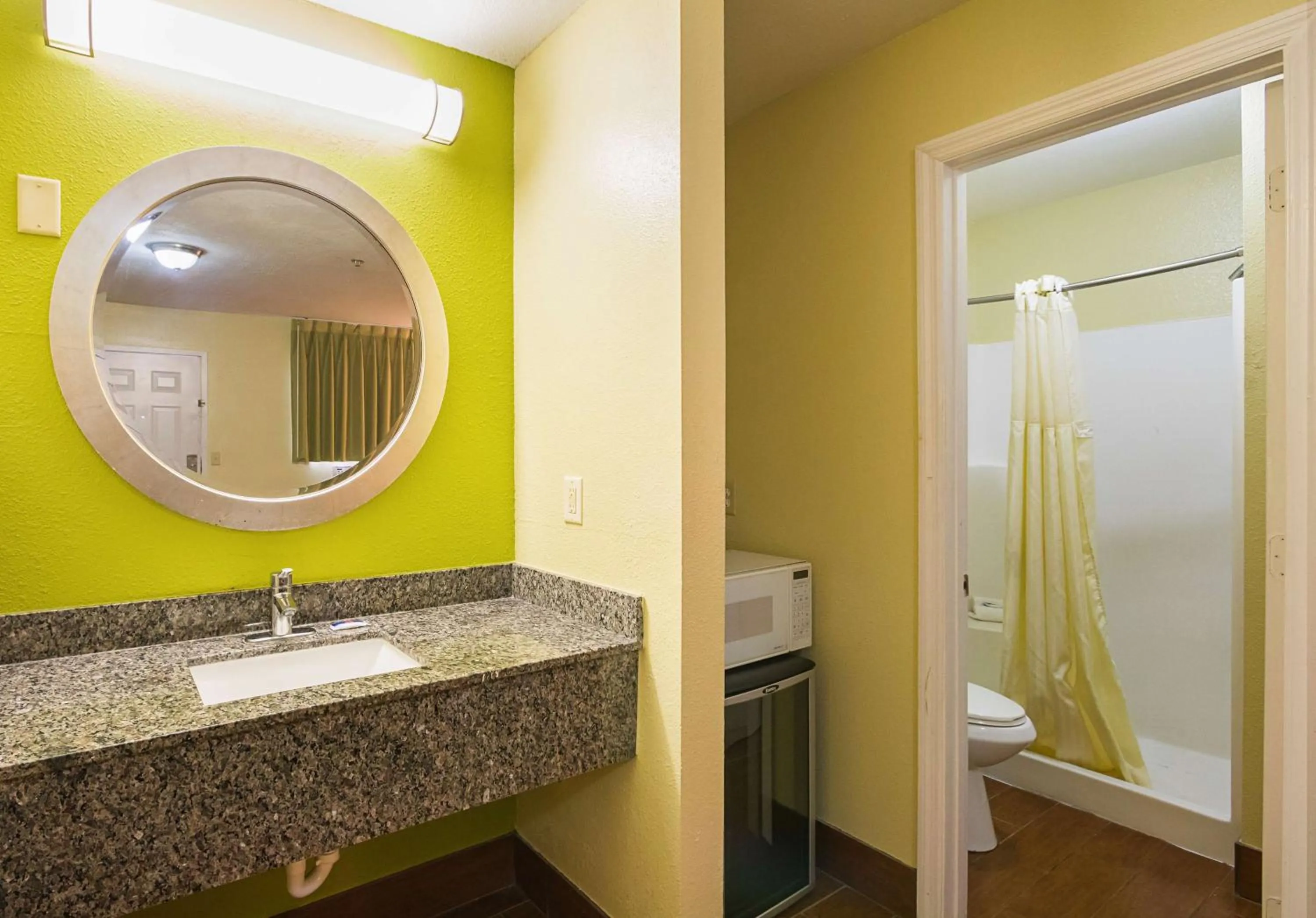 Toilet in Savannah Garden Inn