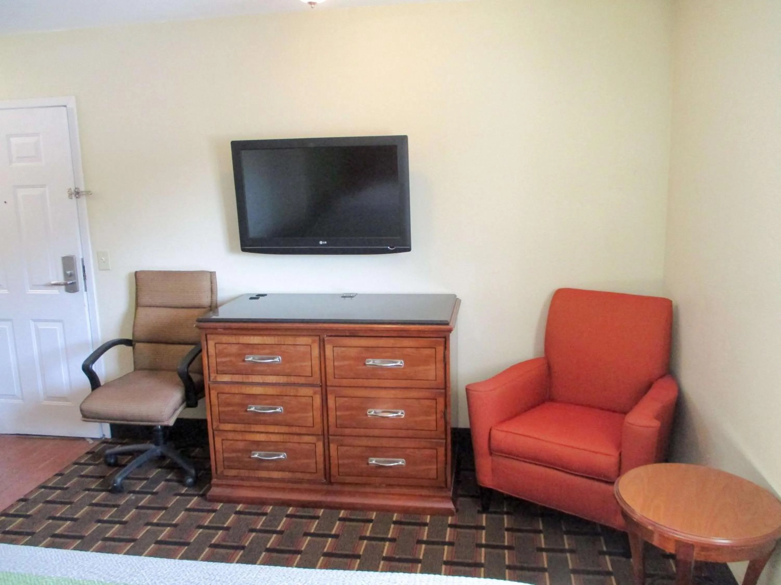 TV and multimedia in Savannah Garden Inn