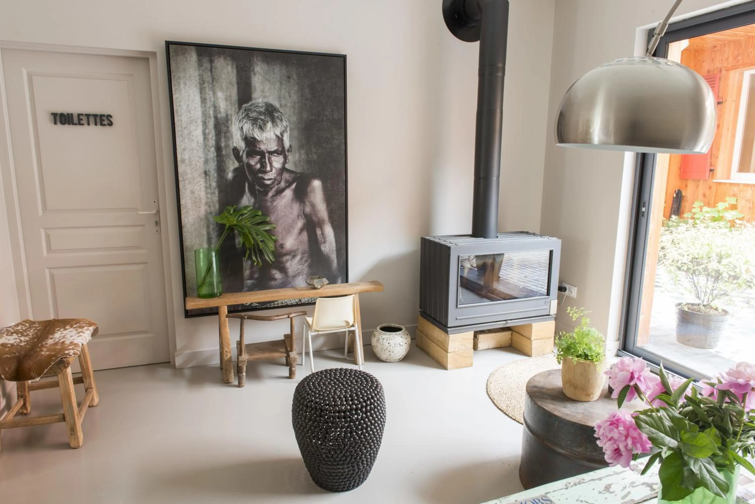Communal lounge/ TV room in Hotel Home Arcachon