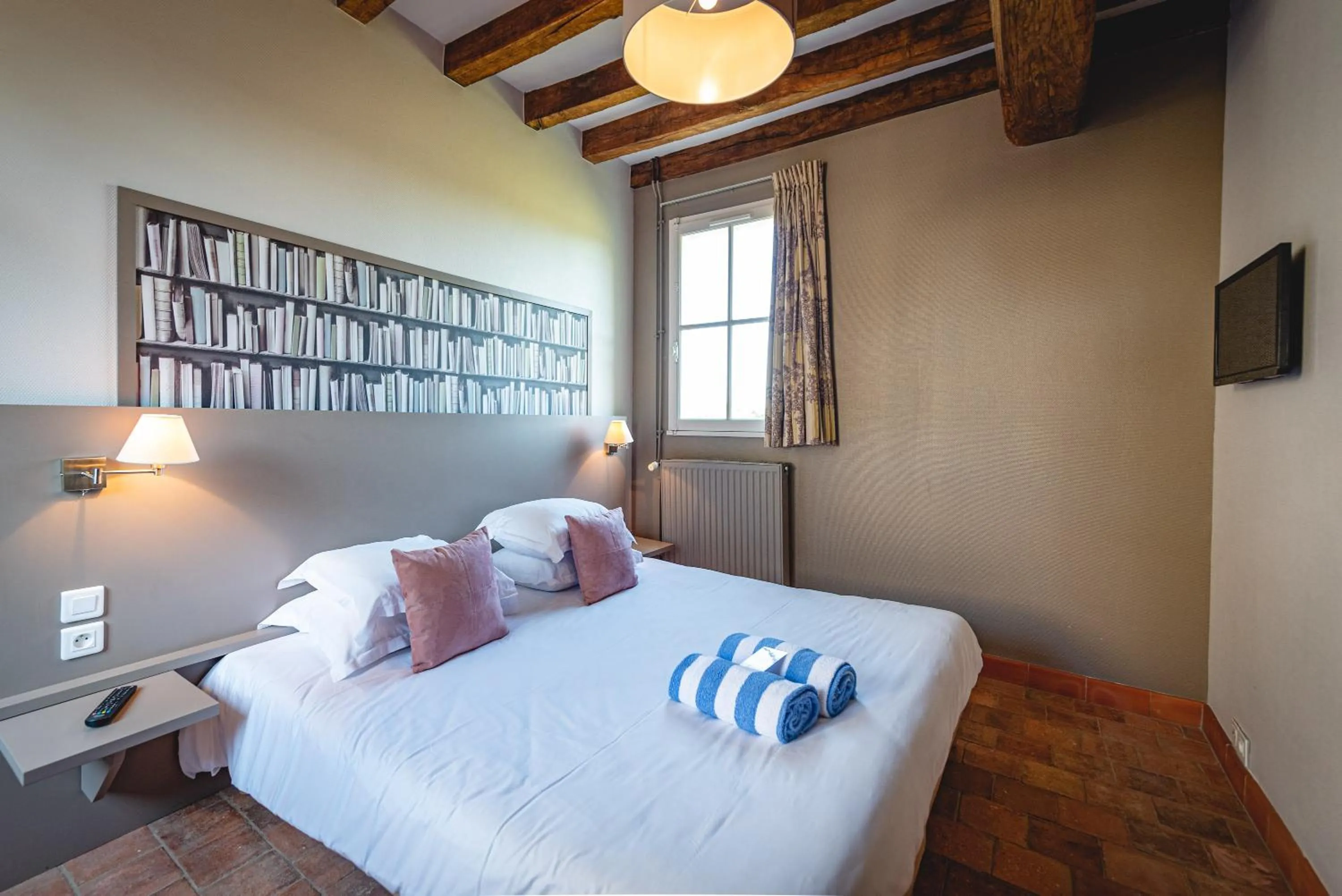 Bedroom, Bed in Domaine de Roiffé