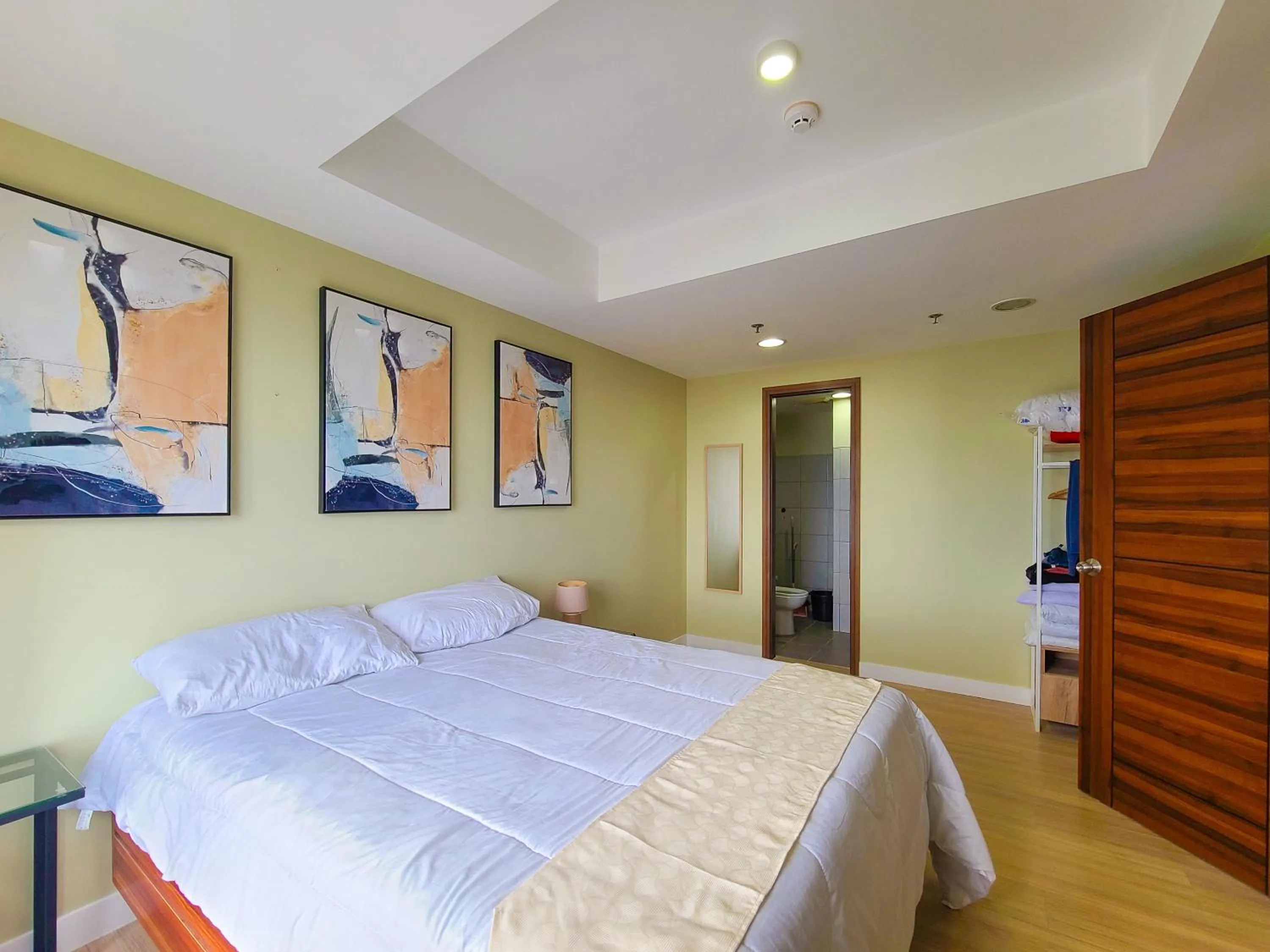Photo of the whole room in Suite 1 Bedroom with Seaview-Horizons 101