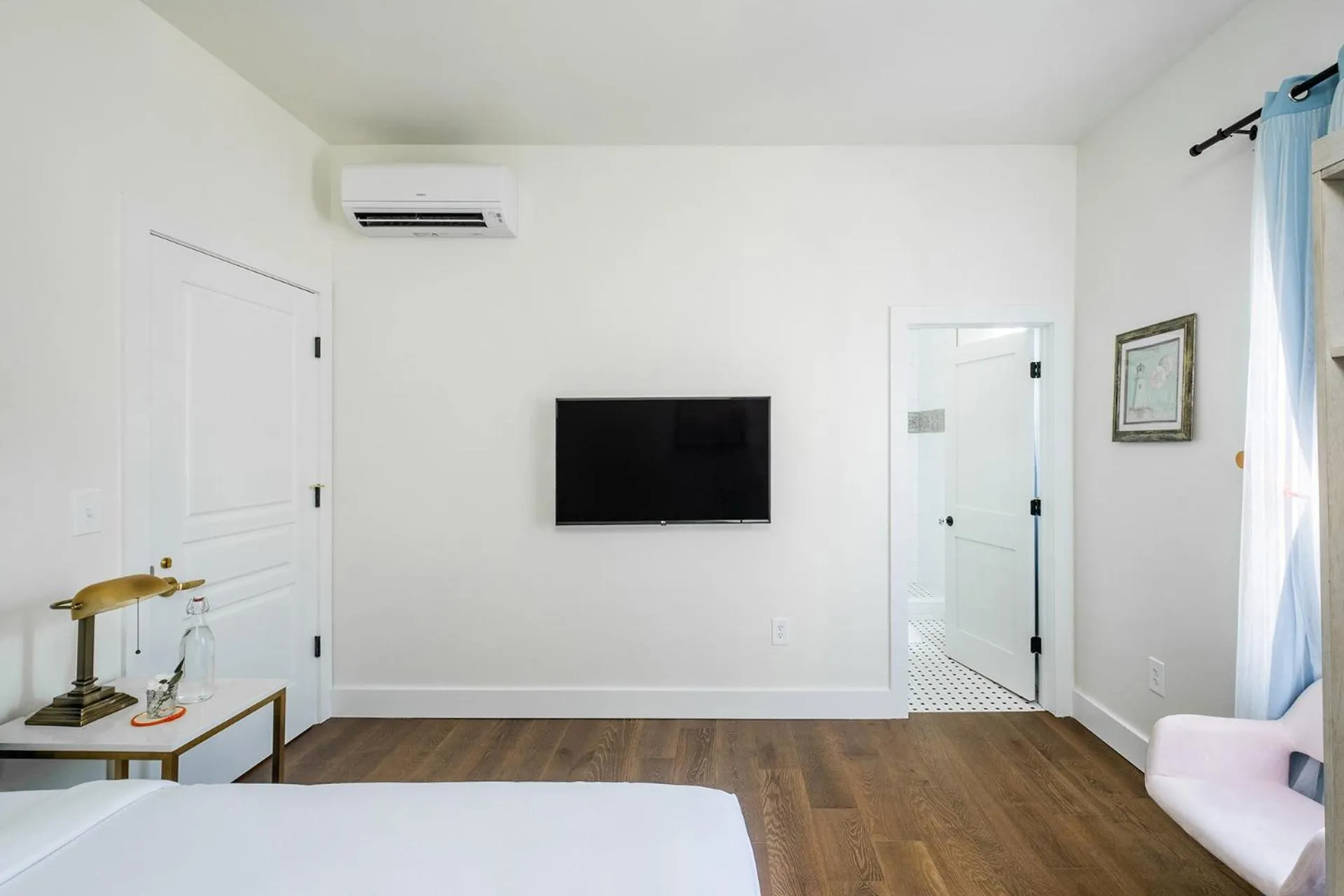 TV and multimedia in Scarborough Inn