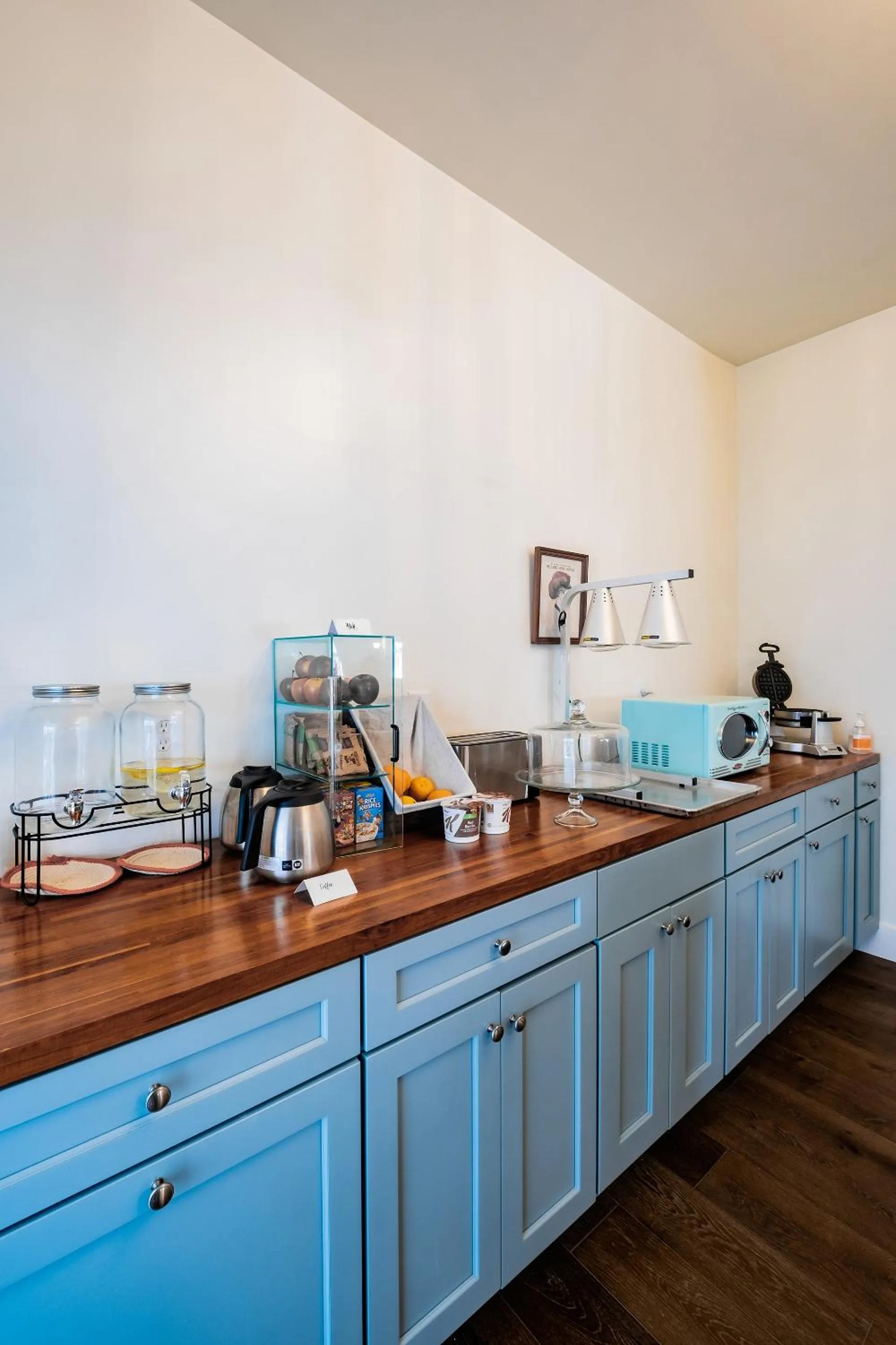 Coffee/tea facilities in Scarborough Inn