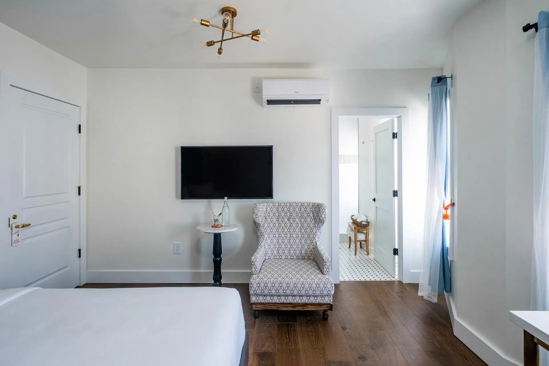 Evening entertainment in Scarborough Inn