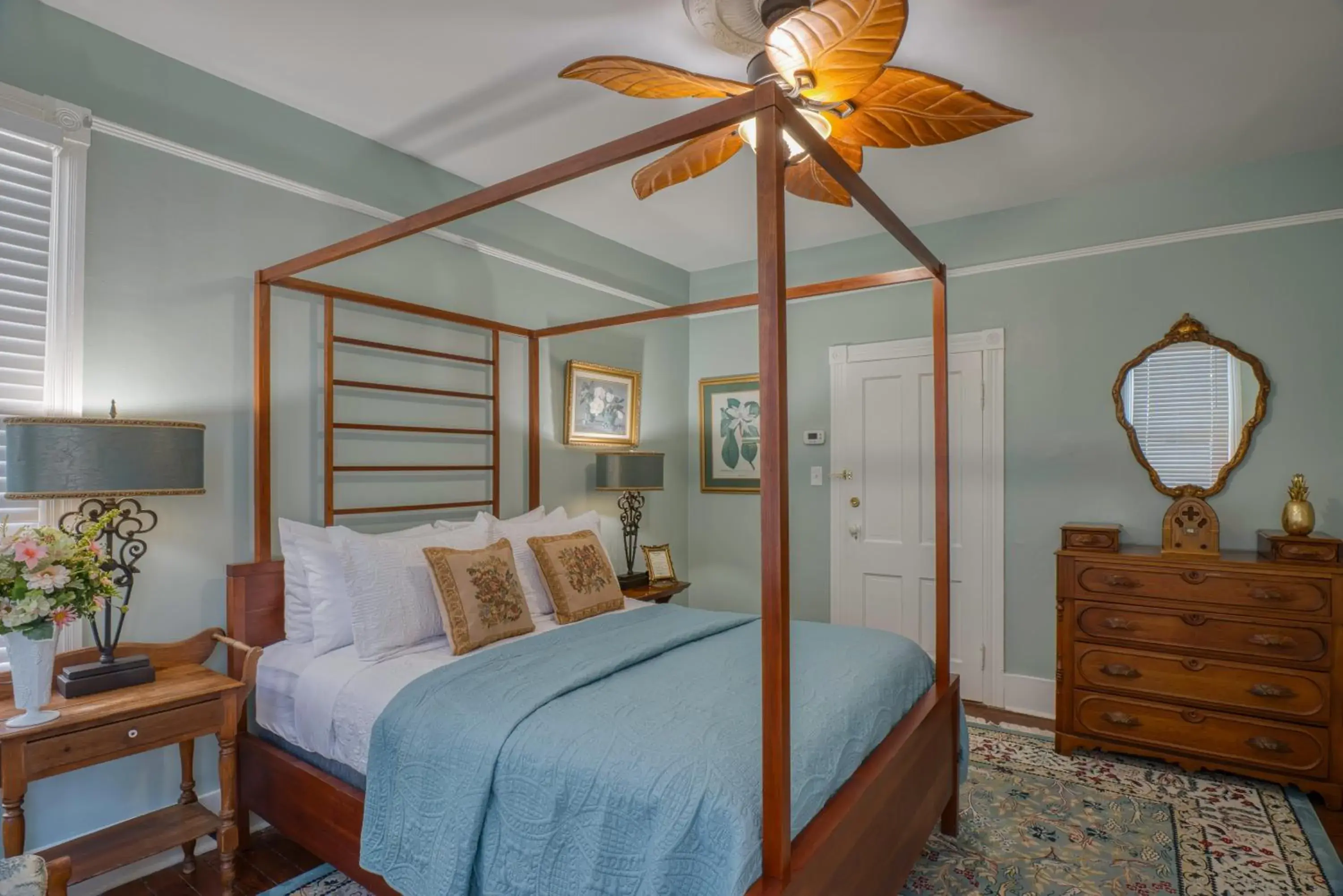 Deluxe Queen Room in Victorian House Bed and Breakfast Deluxe Queen Room in Victorian House Bed and Breakfast