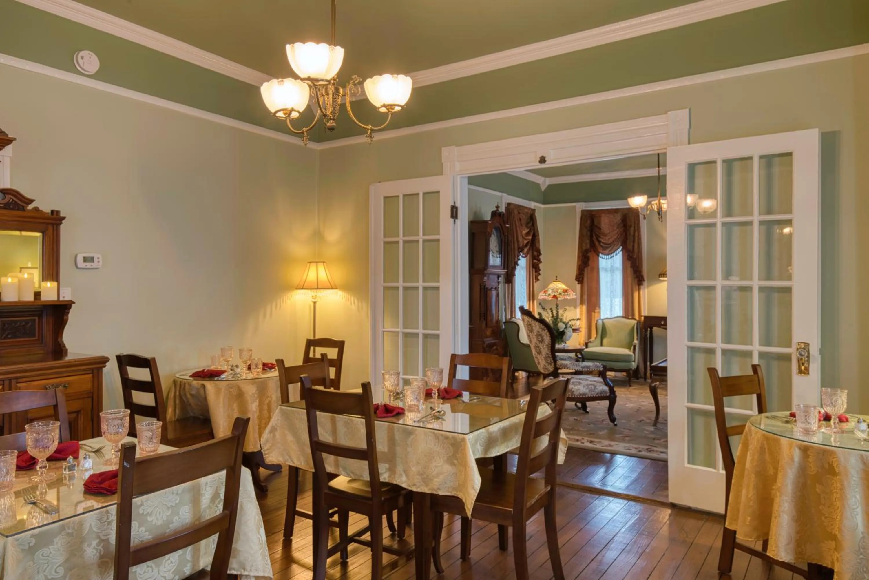 Dining area in Victorian House Bed and Breakfast
