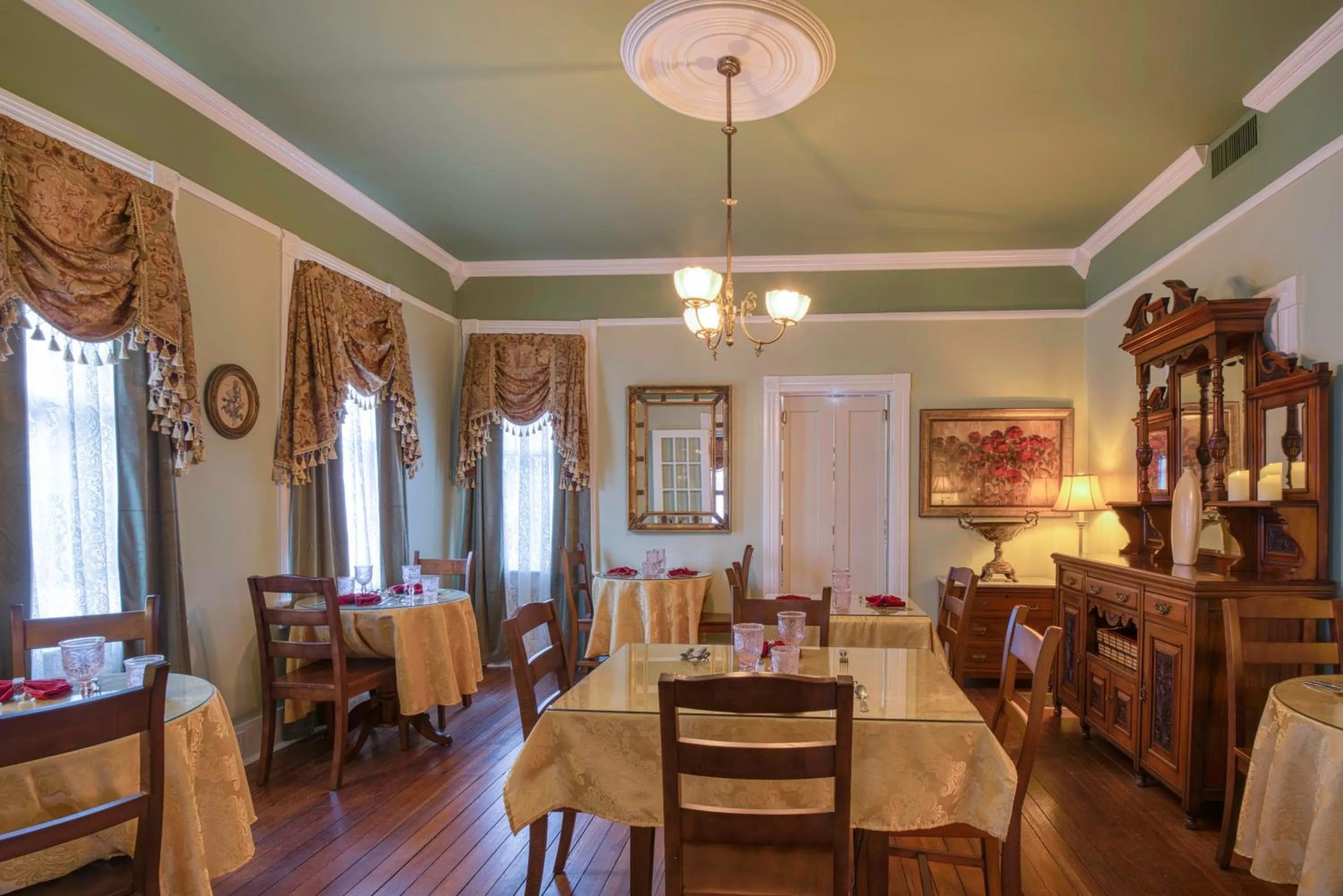 Dining area in Victorian House Bed and Breakfast