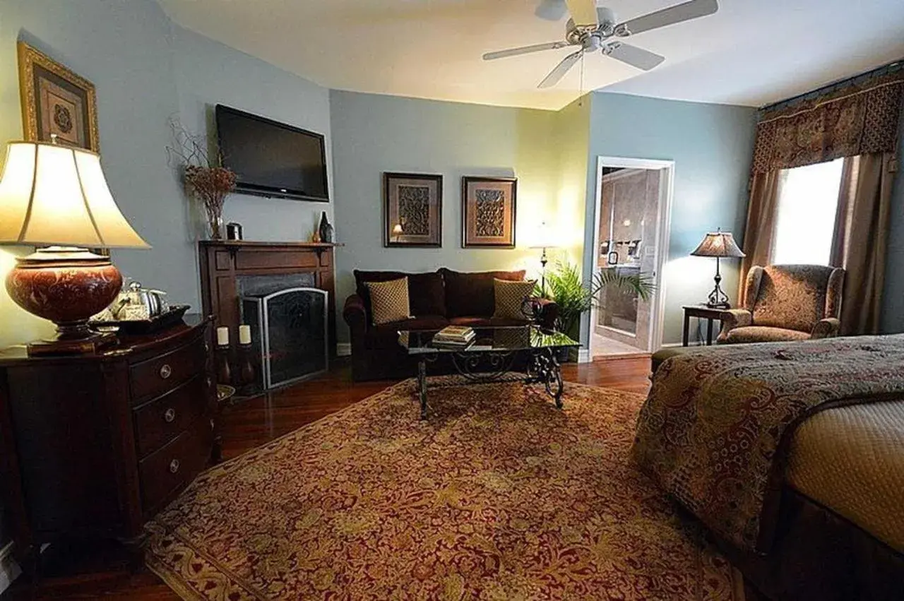 Living room, Bed in The Kenwood Inn Oldest Bed and Breakfast, St Augustine Historic District Living room, Bed in The Kenwood Inn Oldest Bed and Breakfast, St Augustine Historic District