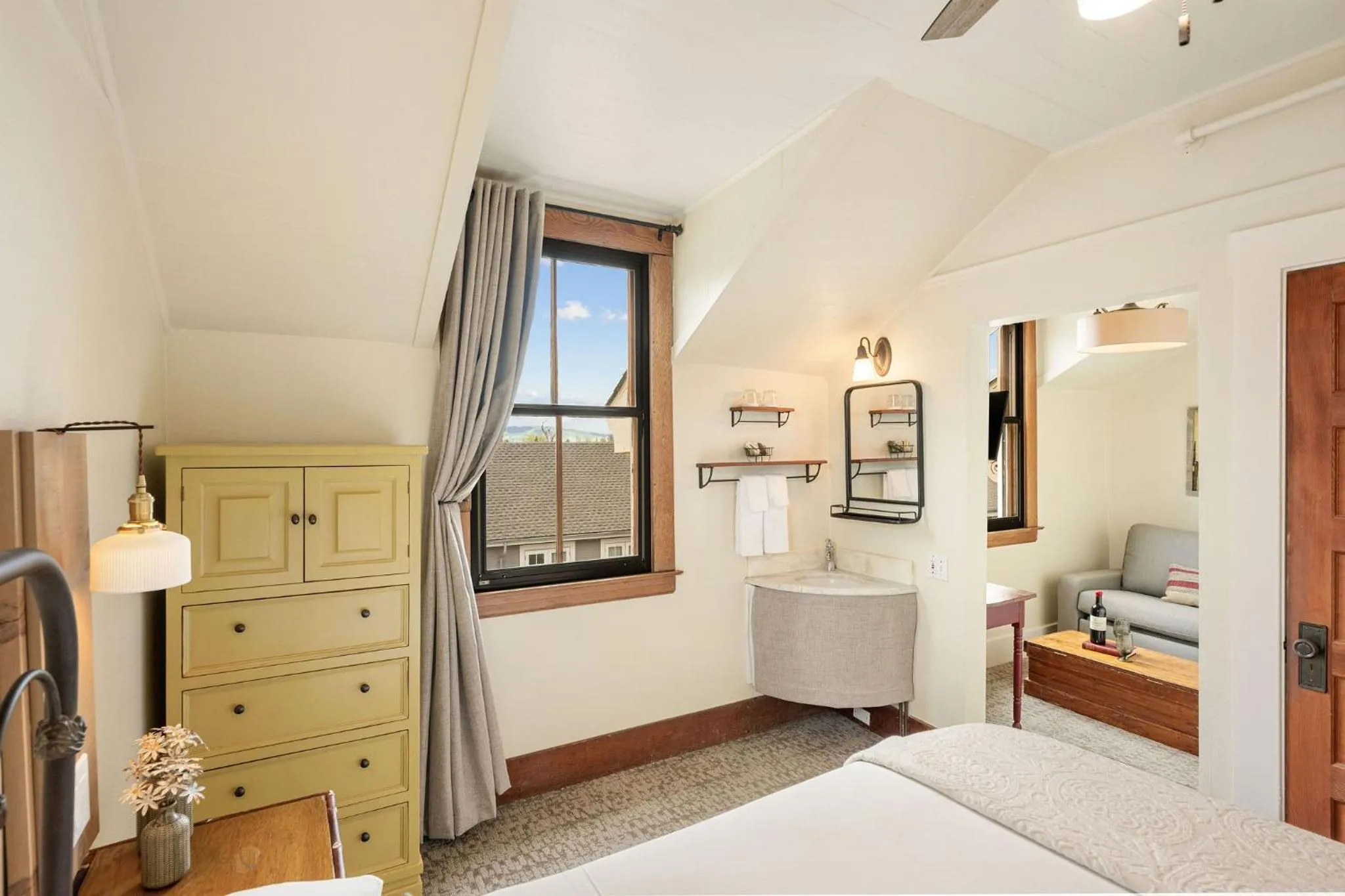 Photo of the whole room, Bed in Sonoma Hotel