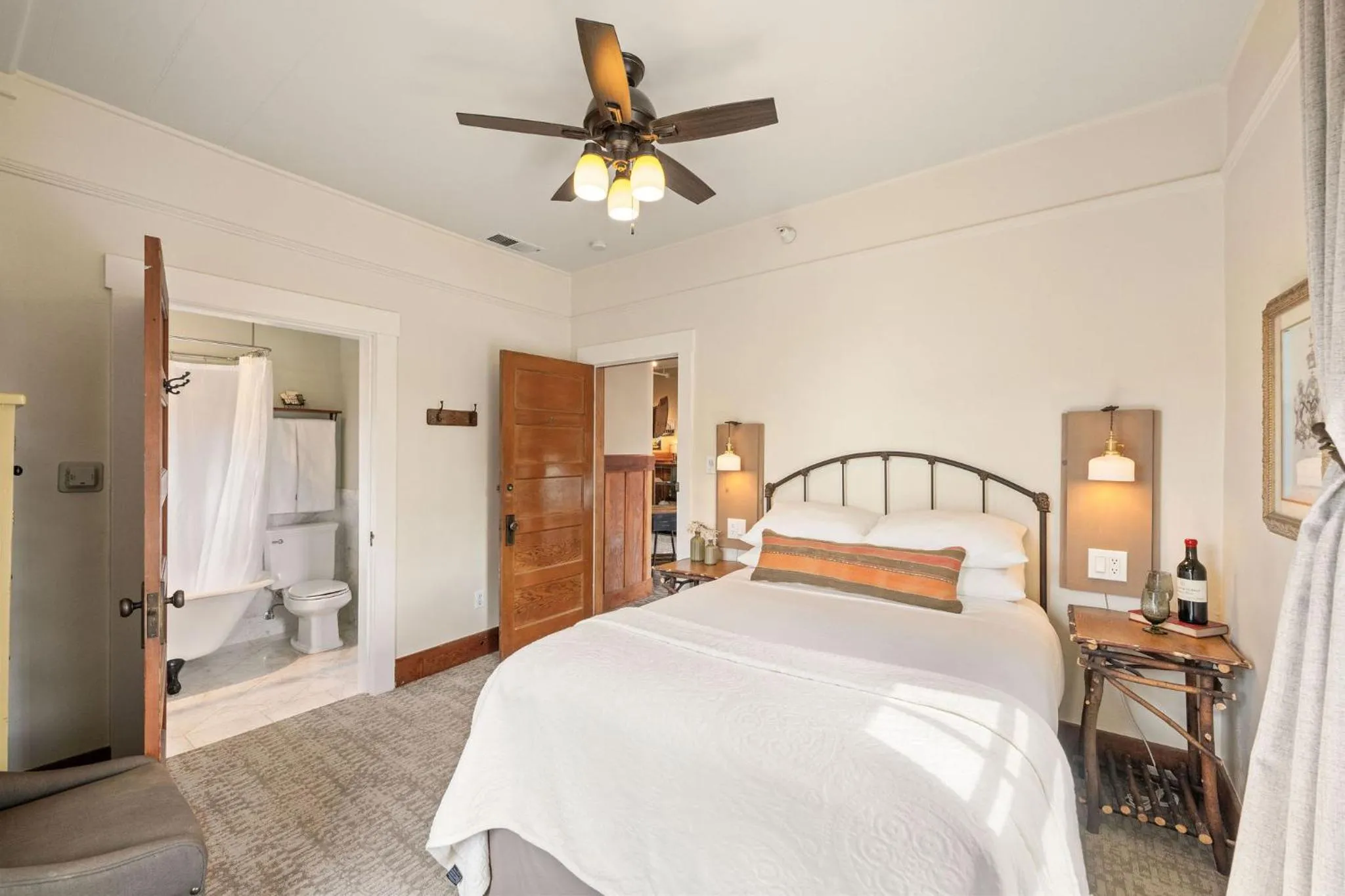 Bathroom, Bed in Sonoma Hotel