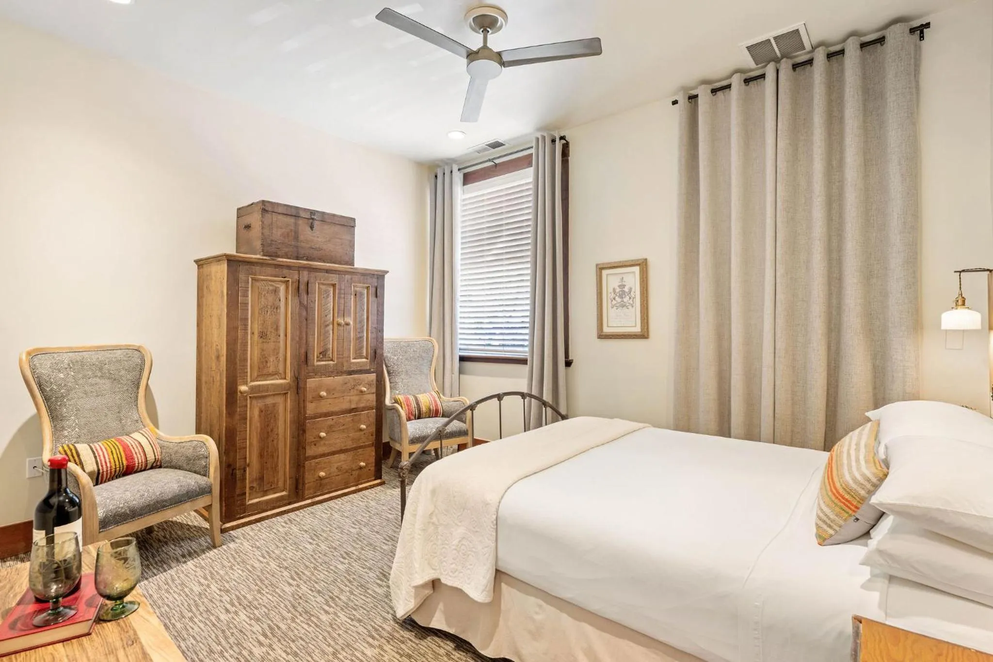 Photo of the whole room, Bed in Sonoma Hotel