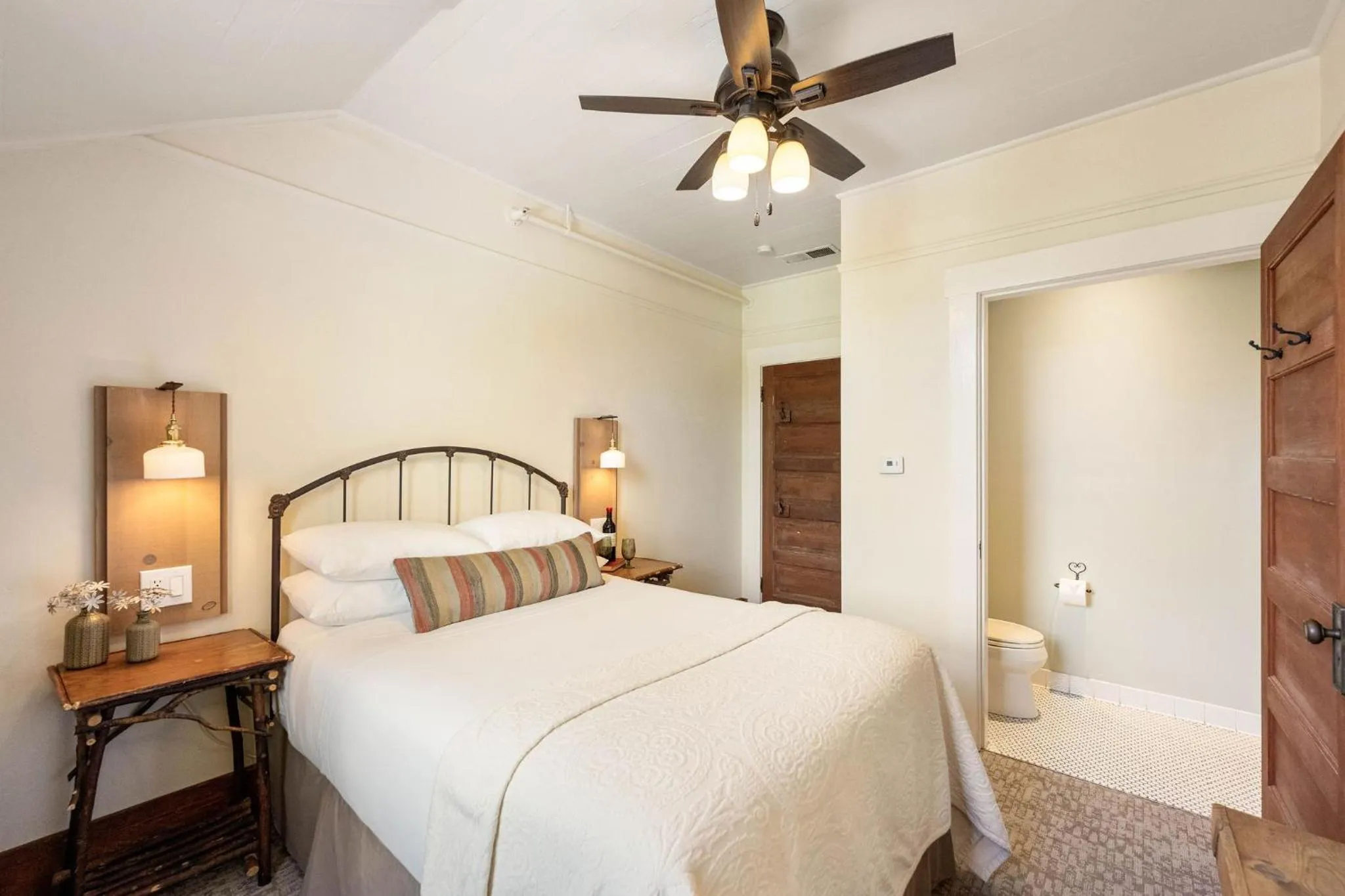 Bathroom, Bed in Sonoma Hotel