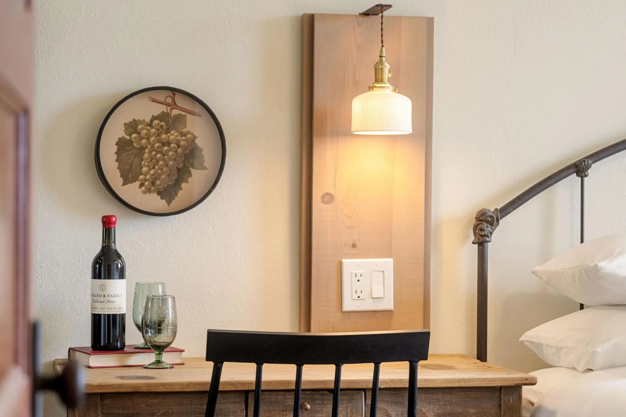 Seating area, Bed in Sonoma Hotel
