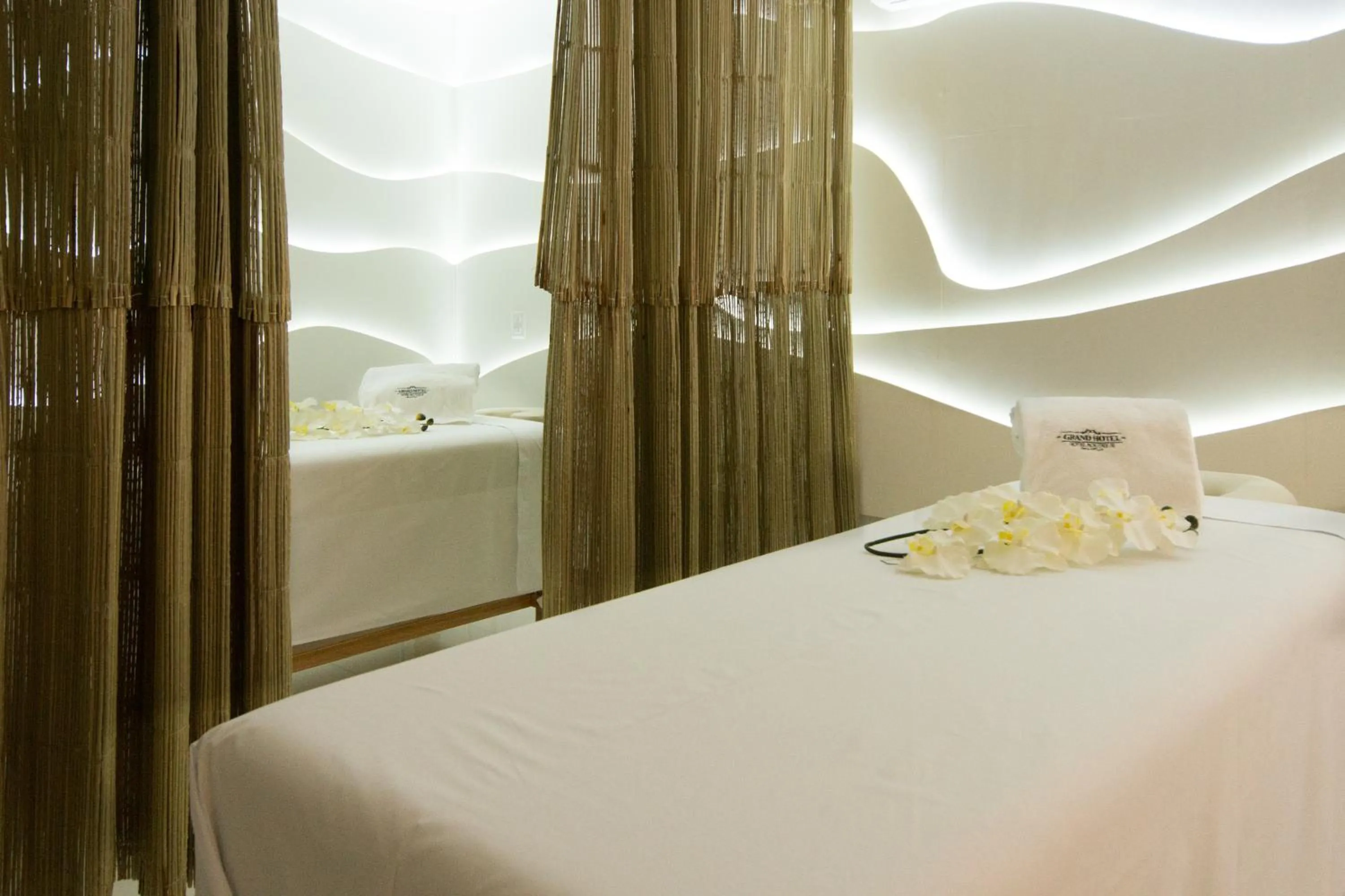 Massage, Bed in Grand Hotel Tepatitlán