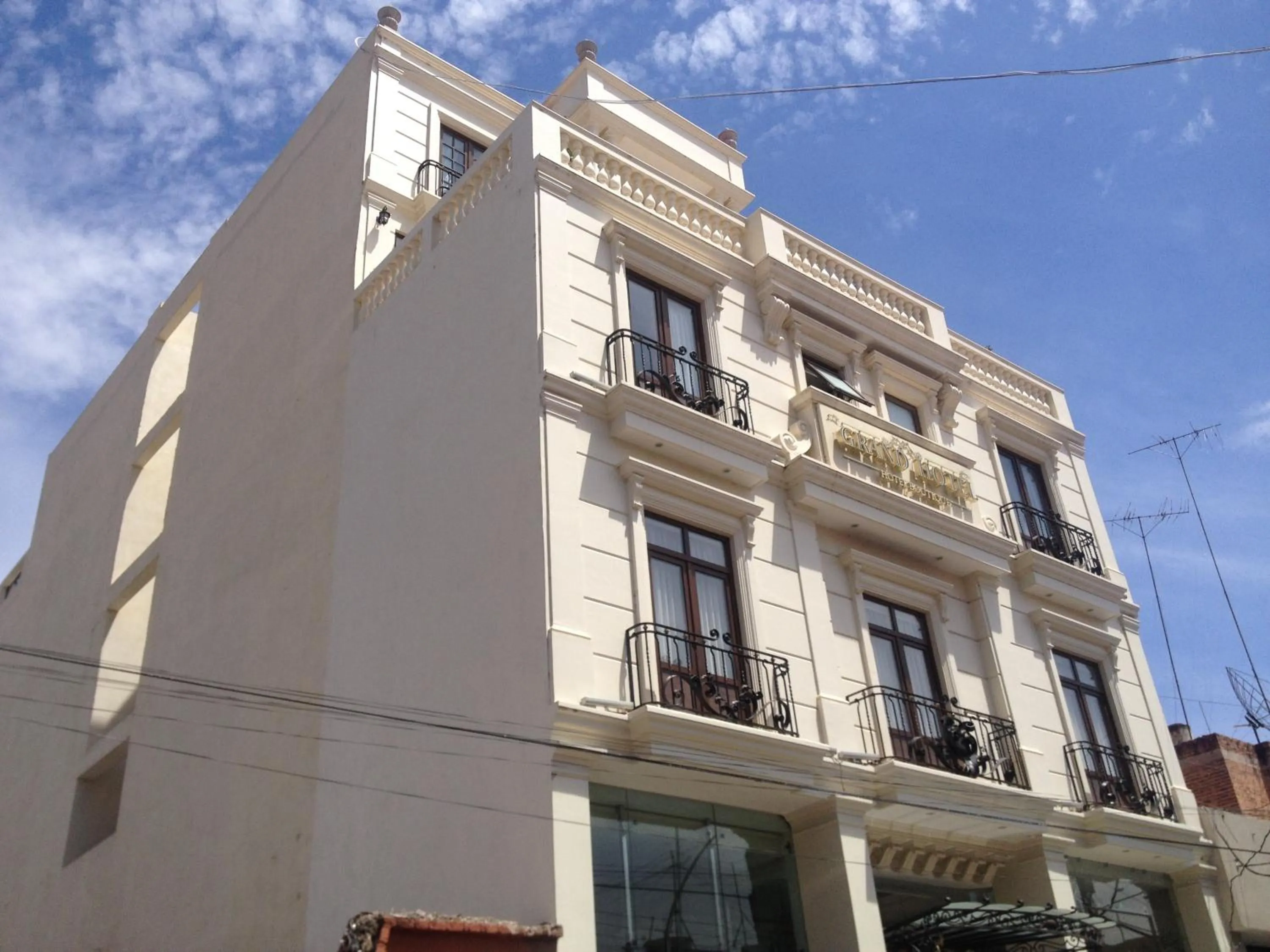 Facade/entrance in Grand Hotel Tepatitlán