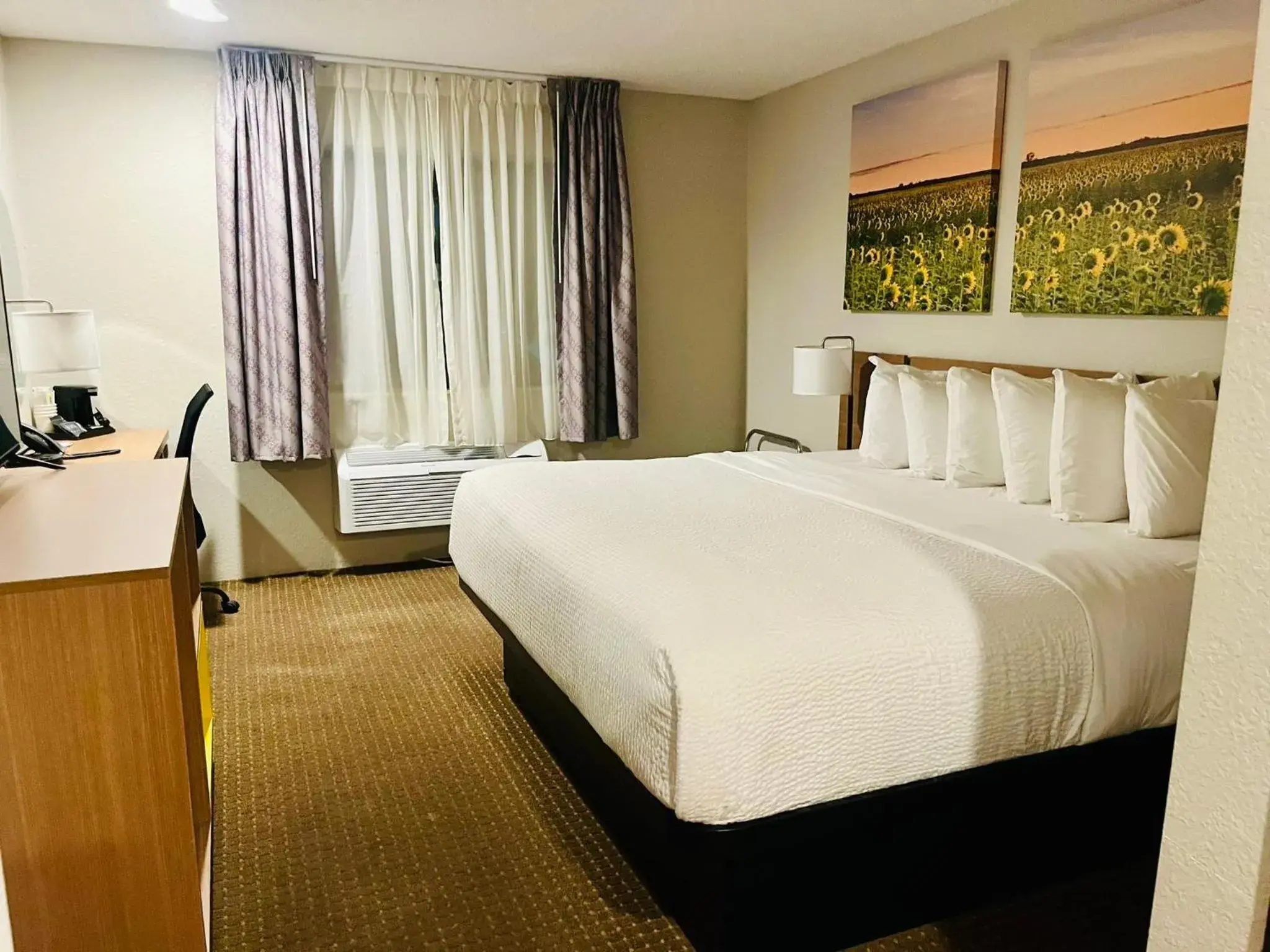 Bed in Days Inn by Wyndham Wall Bed in Days Inn by Wyndham Wall