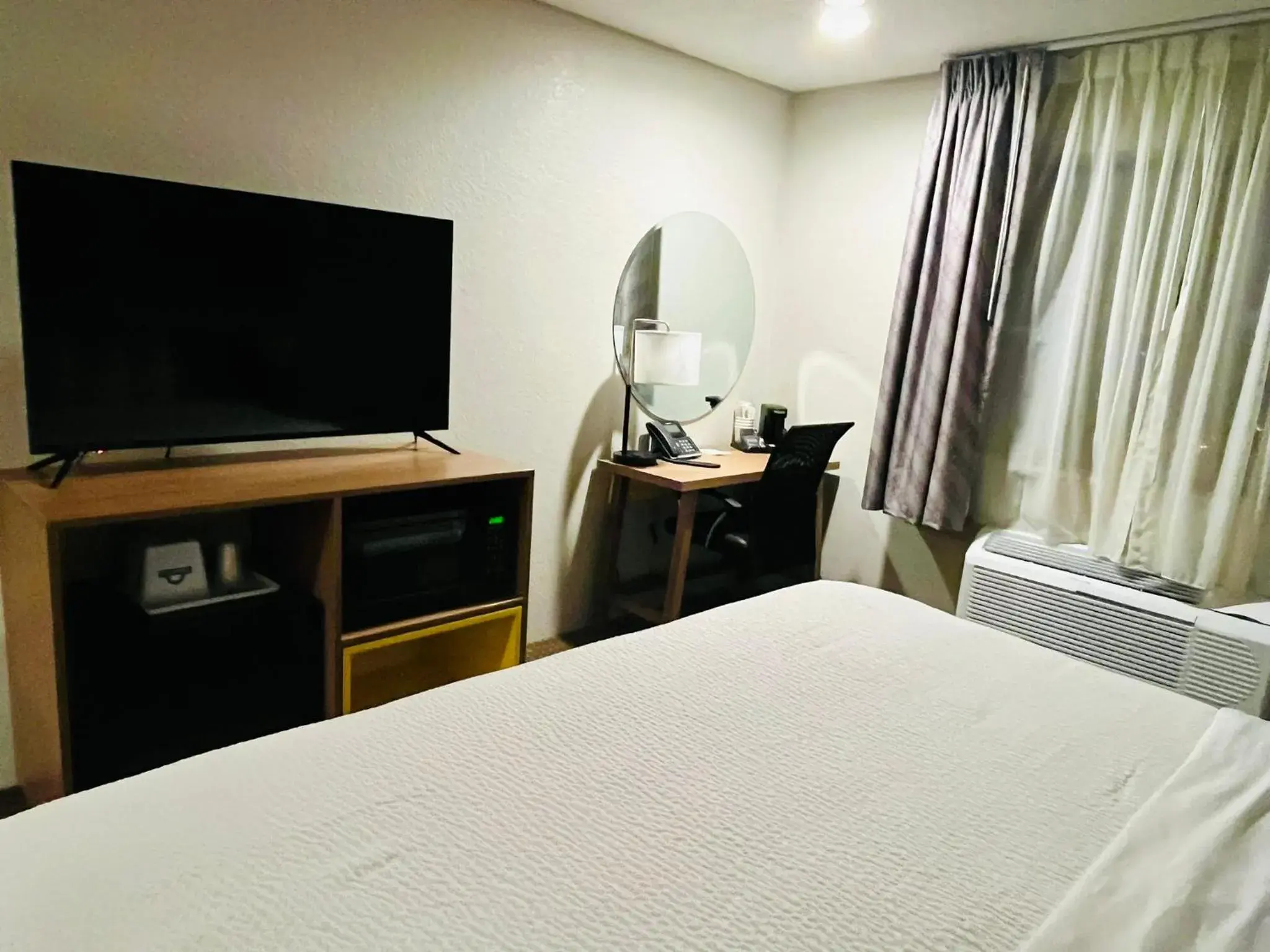 Bed in Days Inn by Wyndham Wall Bed in Days Inn by Wyndham Wall