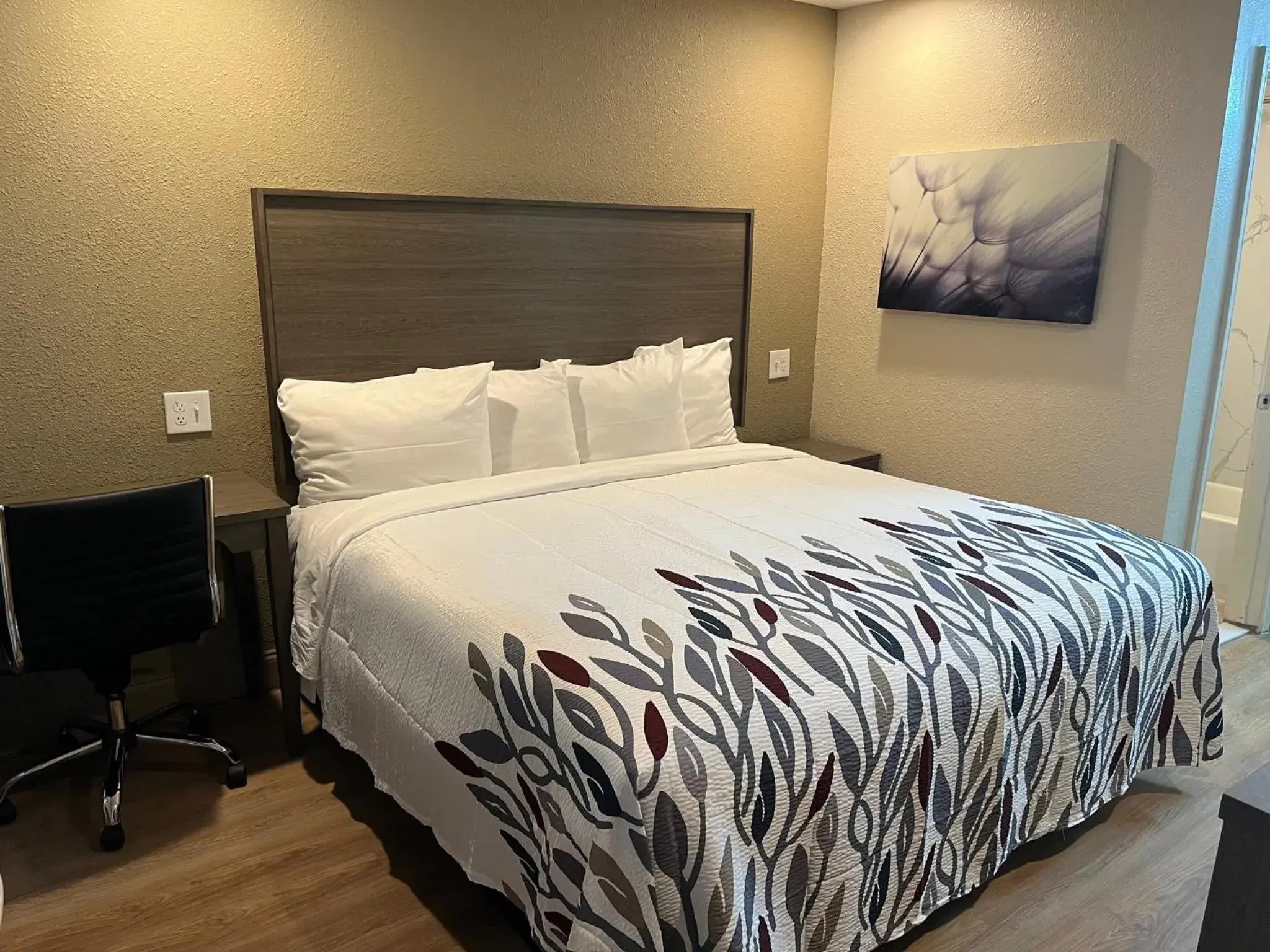 Photo of the whole room, Bed in Deluxe Inn Photo of the whole room, Bed in Deluxe Inn