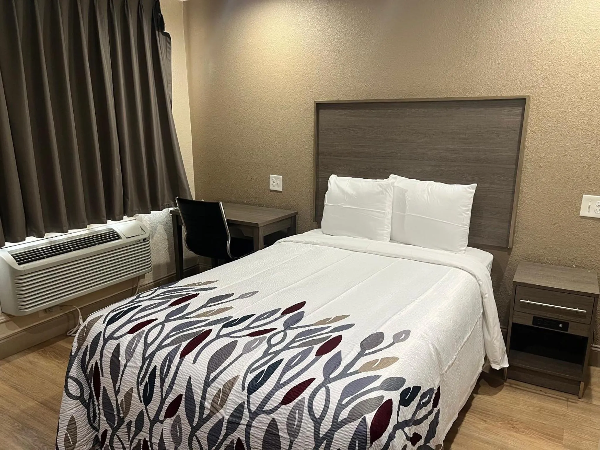 Photo of the whole room, Bed in Red Roof Inn Haltom City