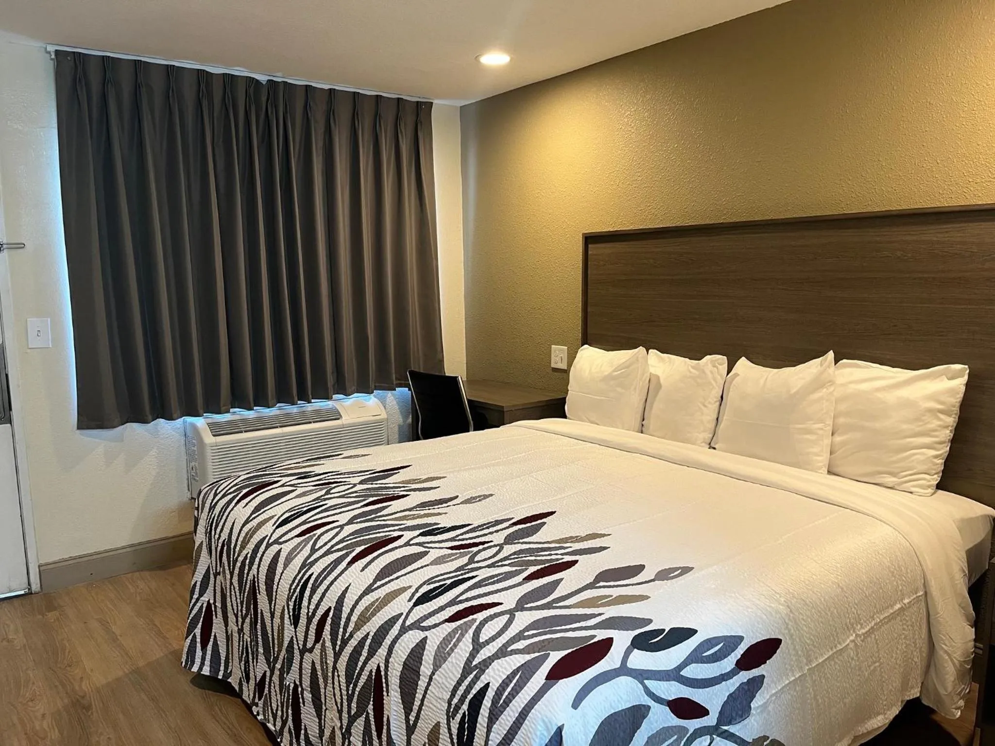 Photo of the whole room, Bed in Red Roof Inn Haltom City