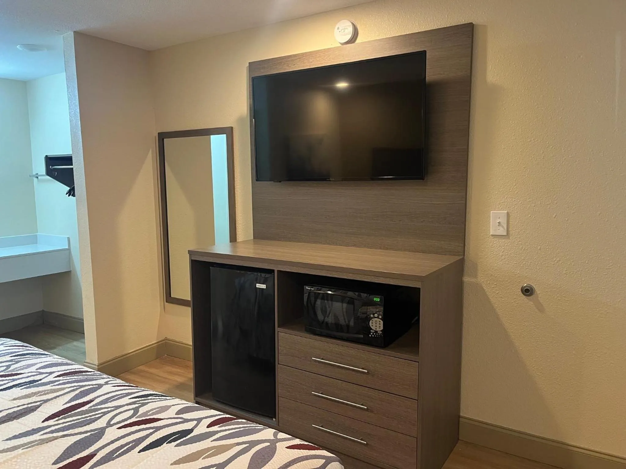 Photo of the whole room, Bed in Red Roof Inn Haltom City