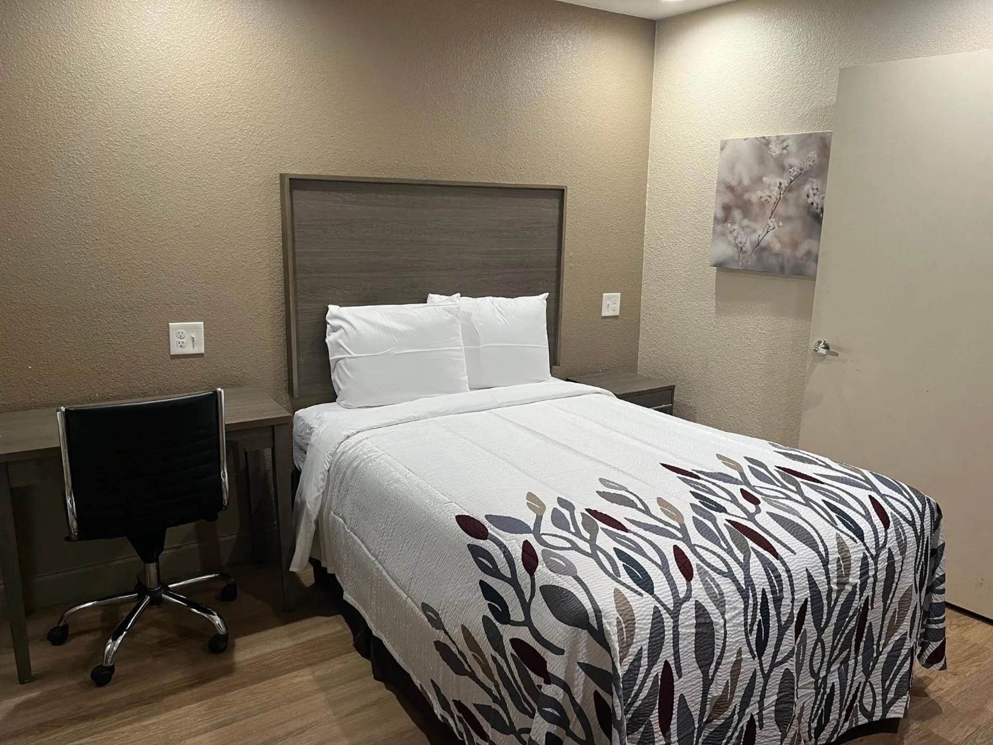 Photo of the whole room, Bed in Red Roof Inn Haltom City