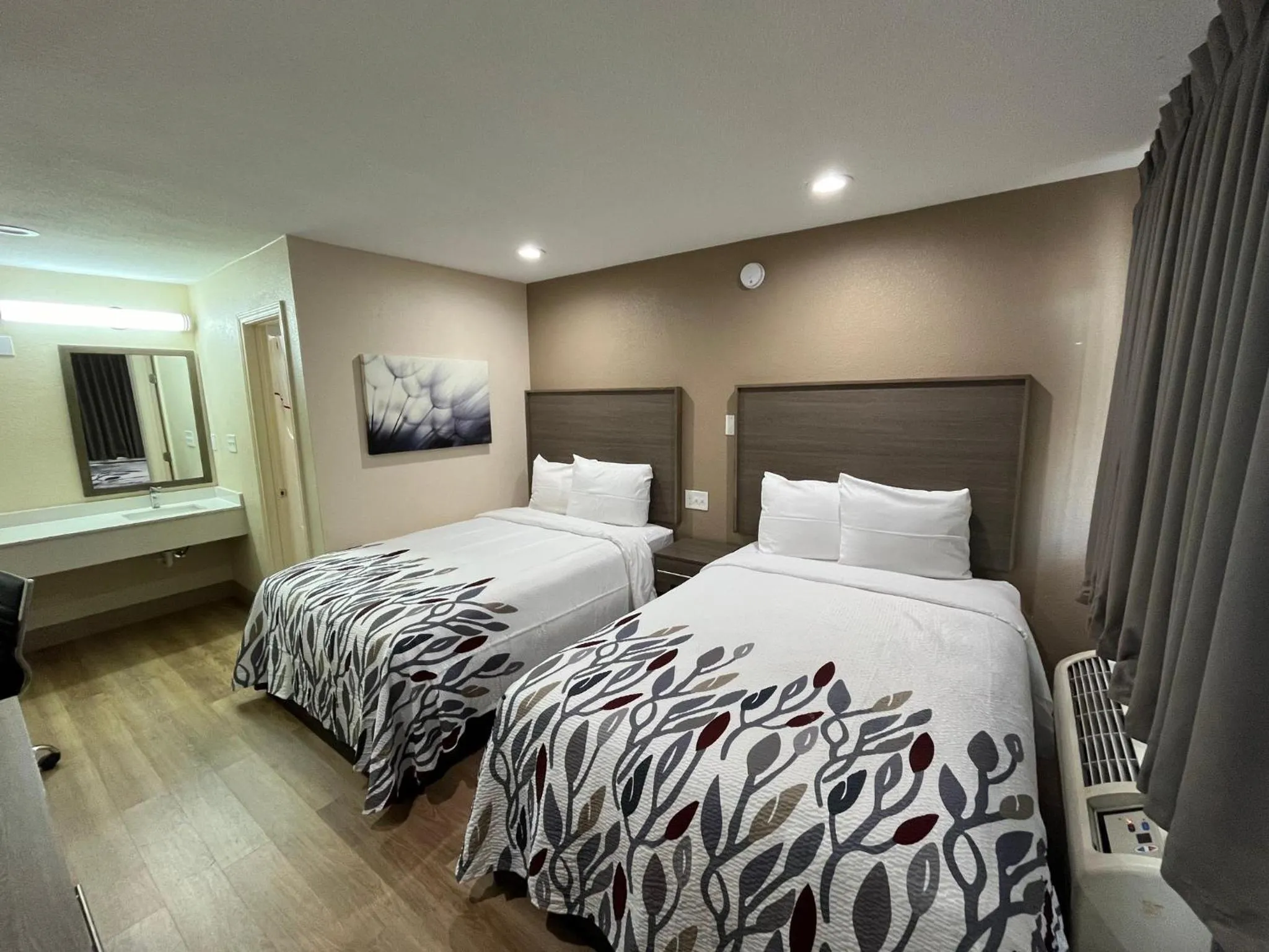 Photo of the whole room, Bed in Red Roof Inn Haltom City