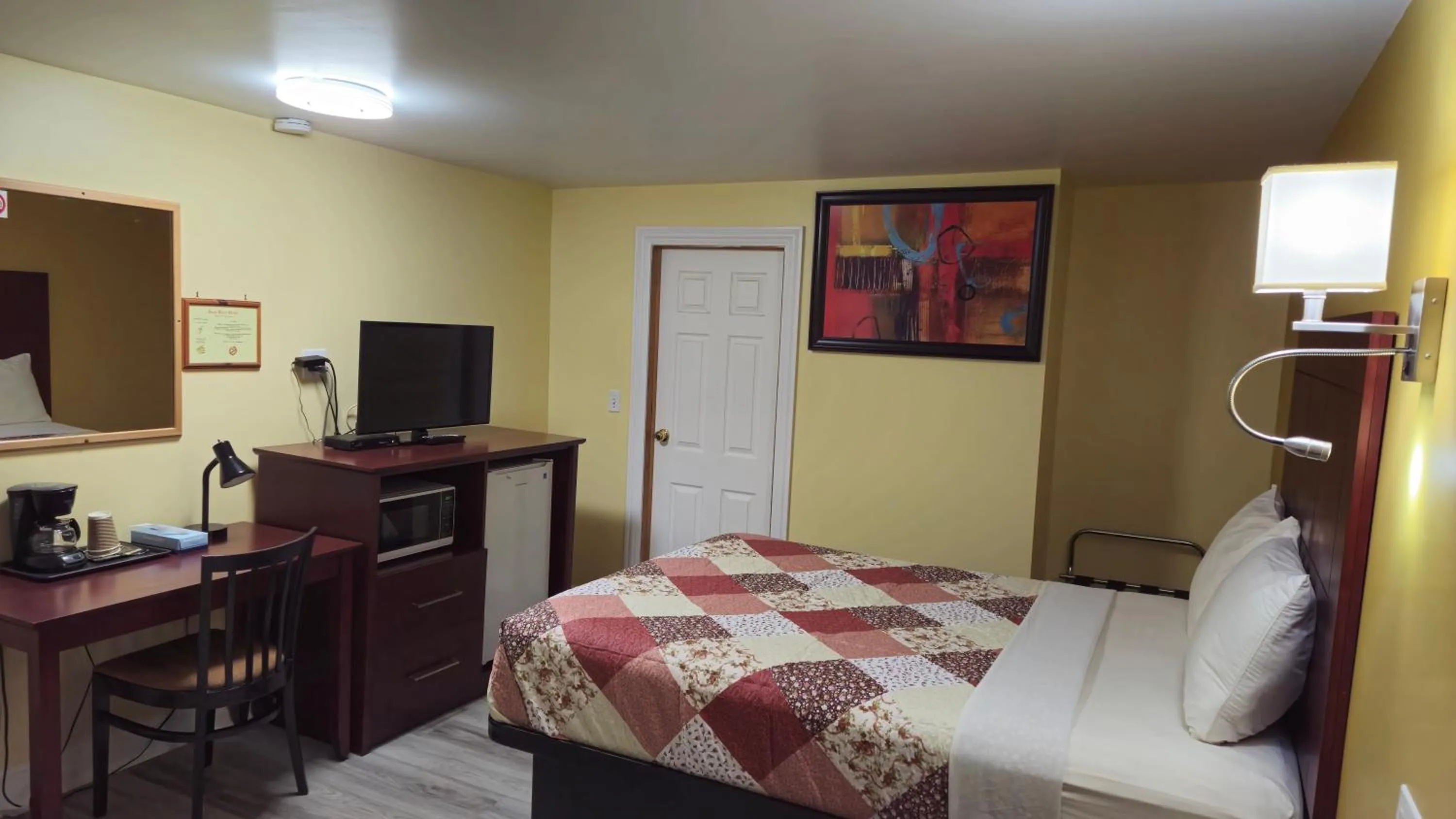 Bed in Deep River Motel