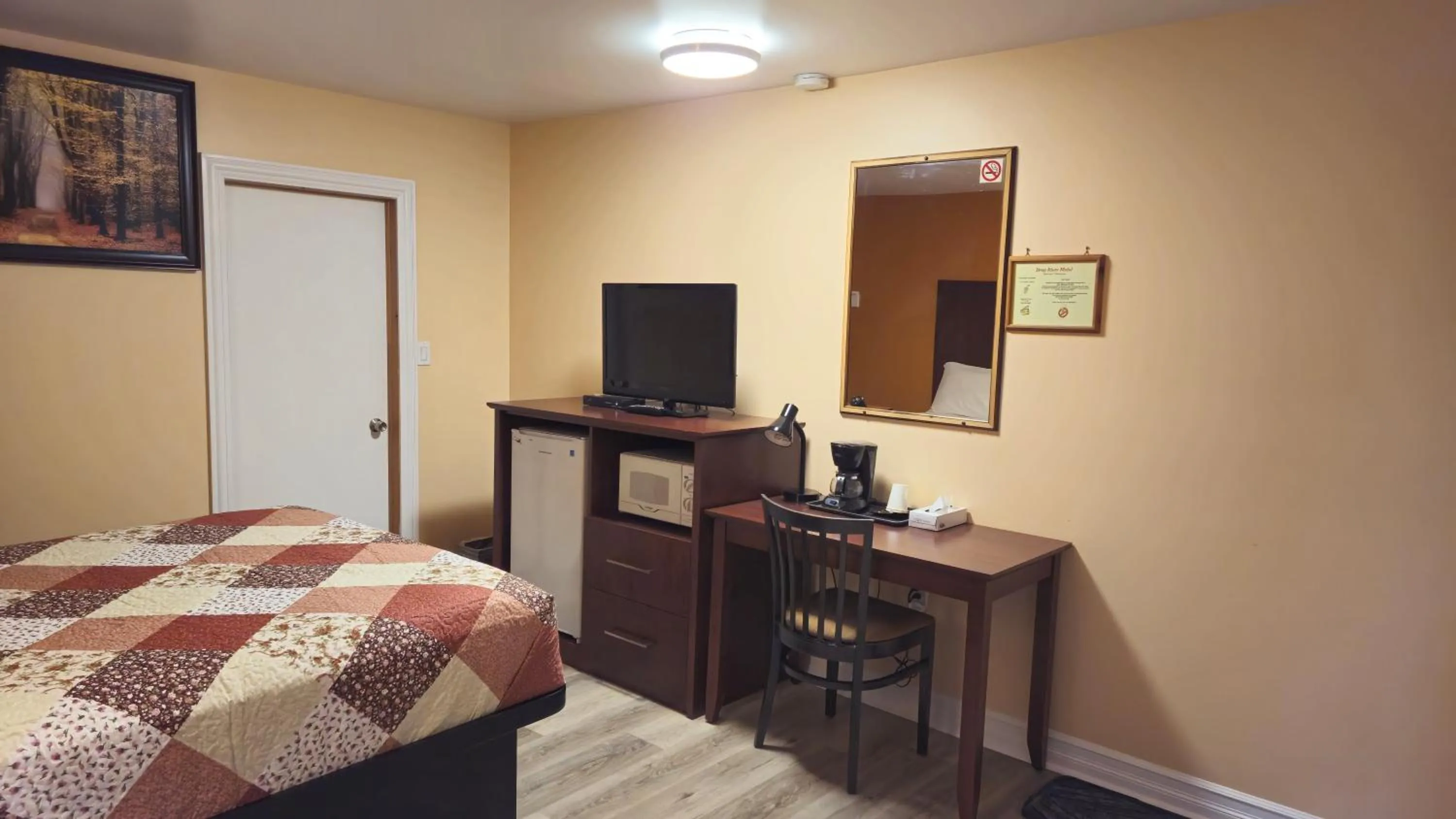 Bed in Deep River Motel