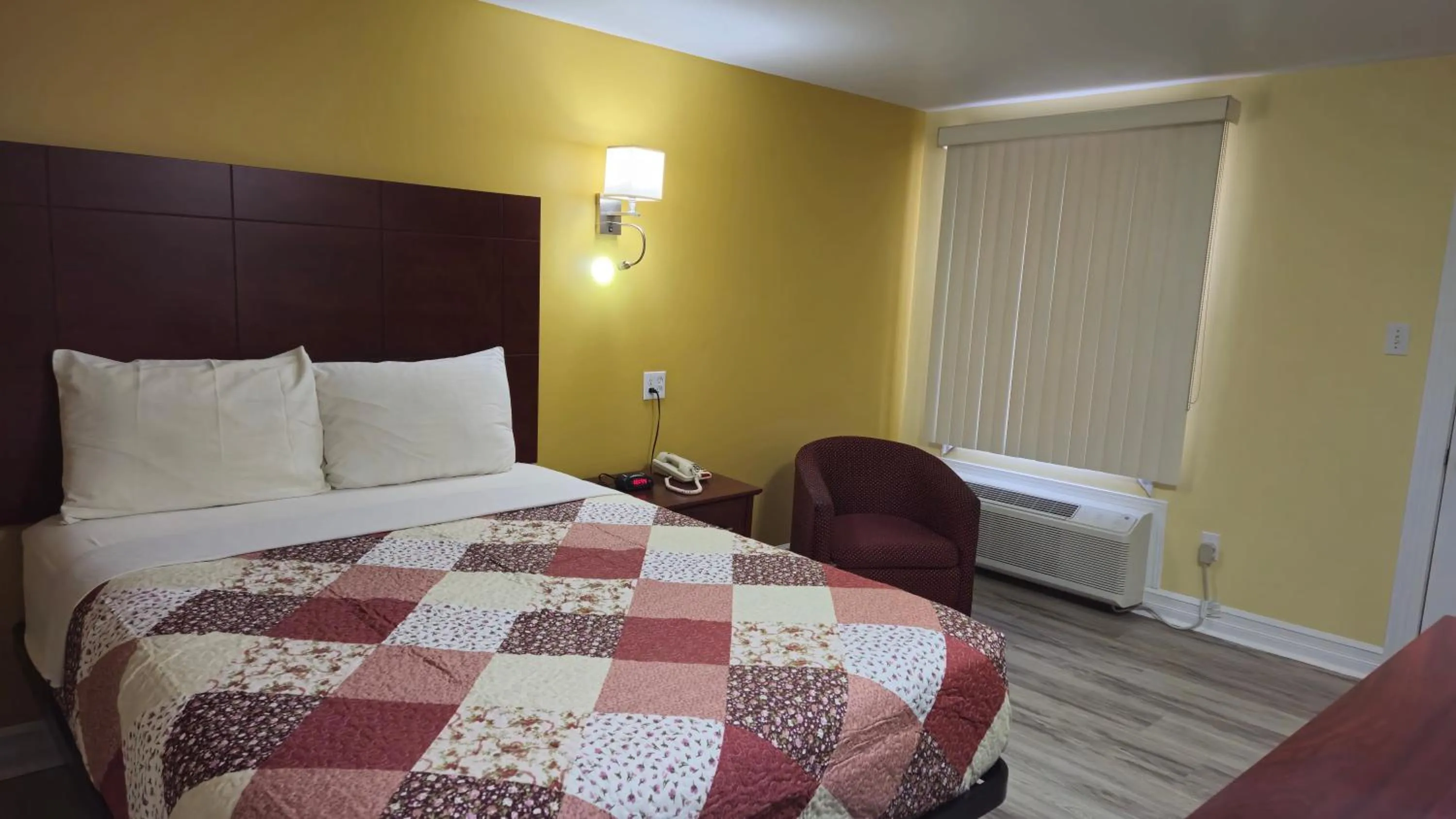 Bed in Deep River Motel