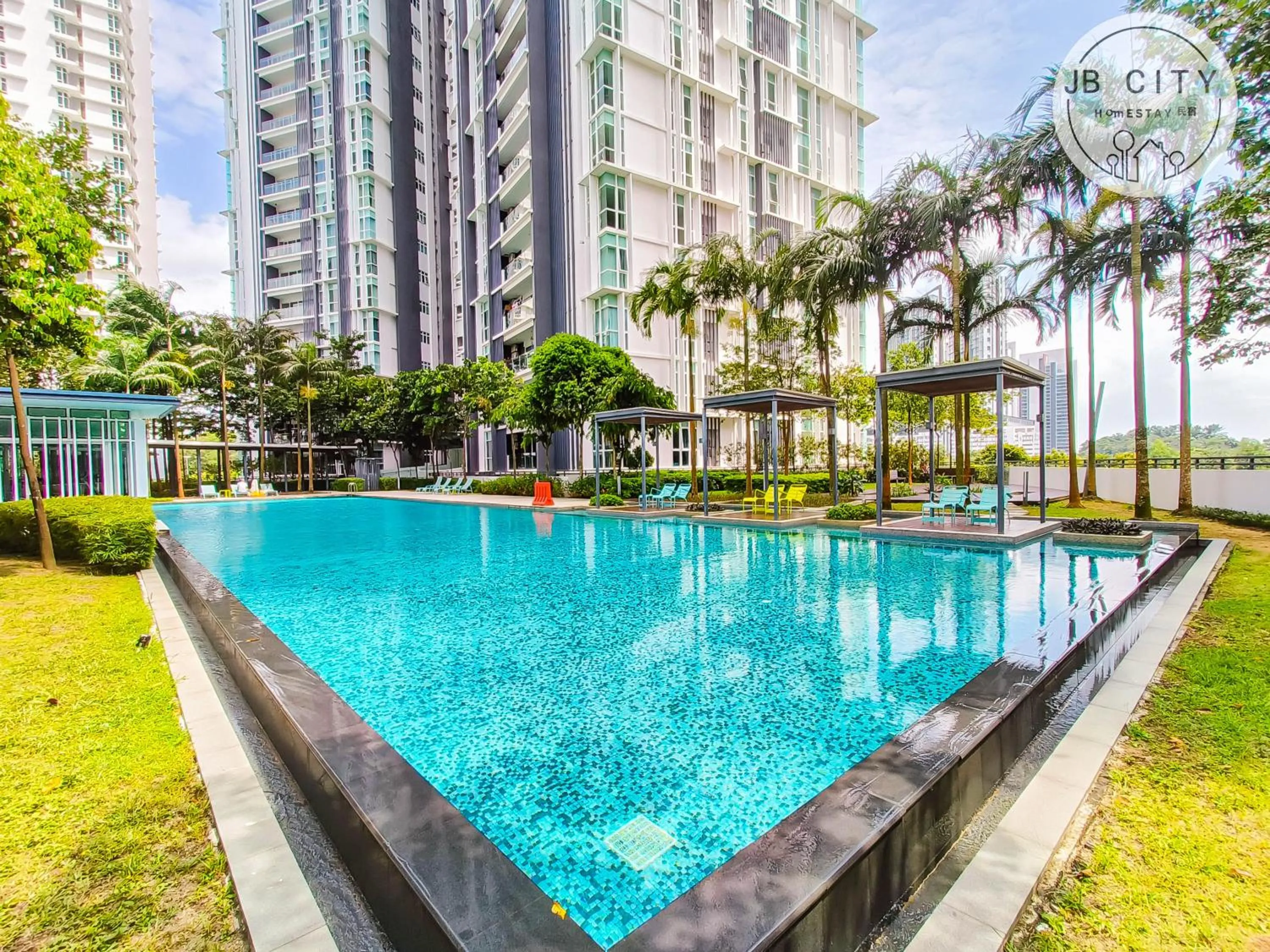 Swimming pool in Medini Signature Suites by RR JBcity
