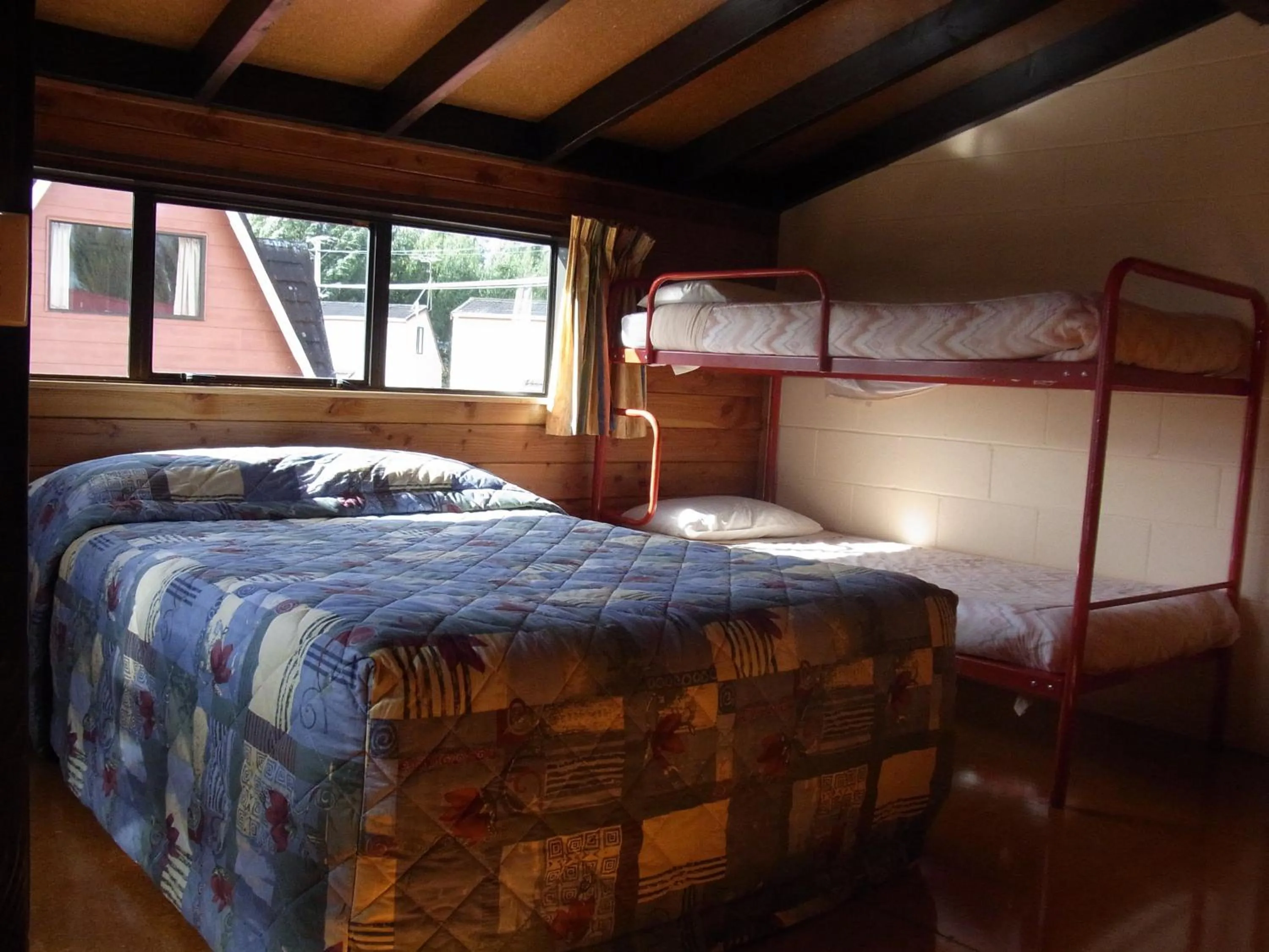 Photo of the whole room, Bed in Ossies Motels and Chalets