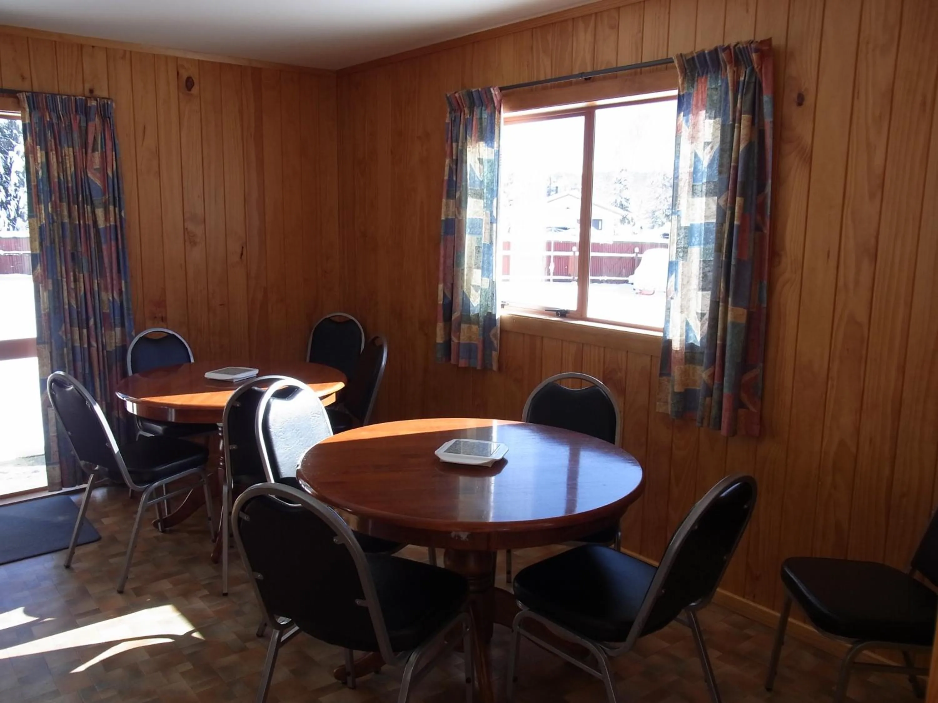 Dining area in Ossies Motels and Chalets