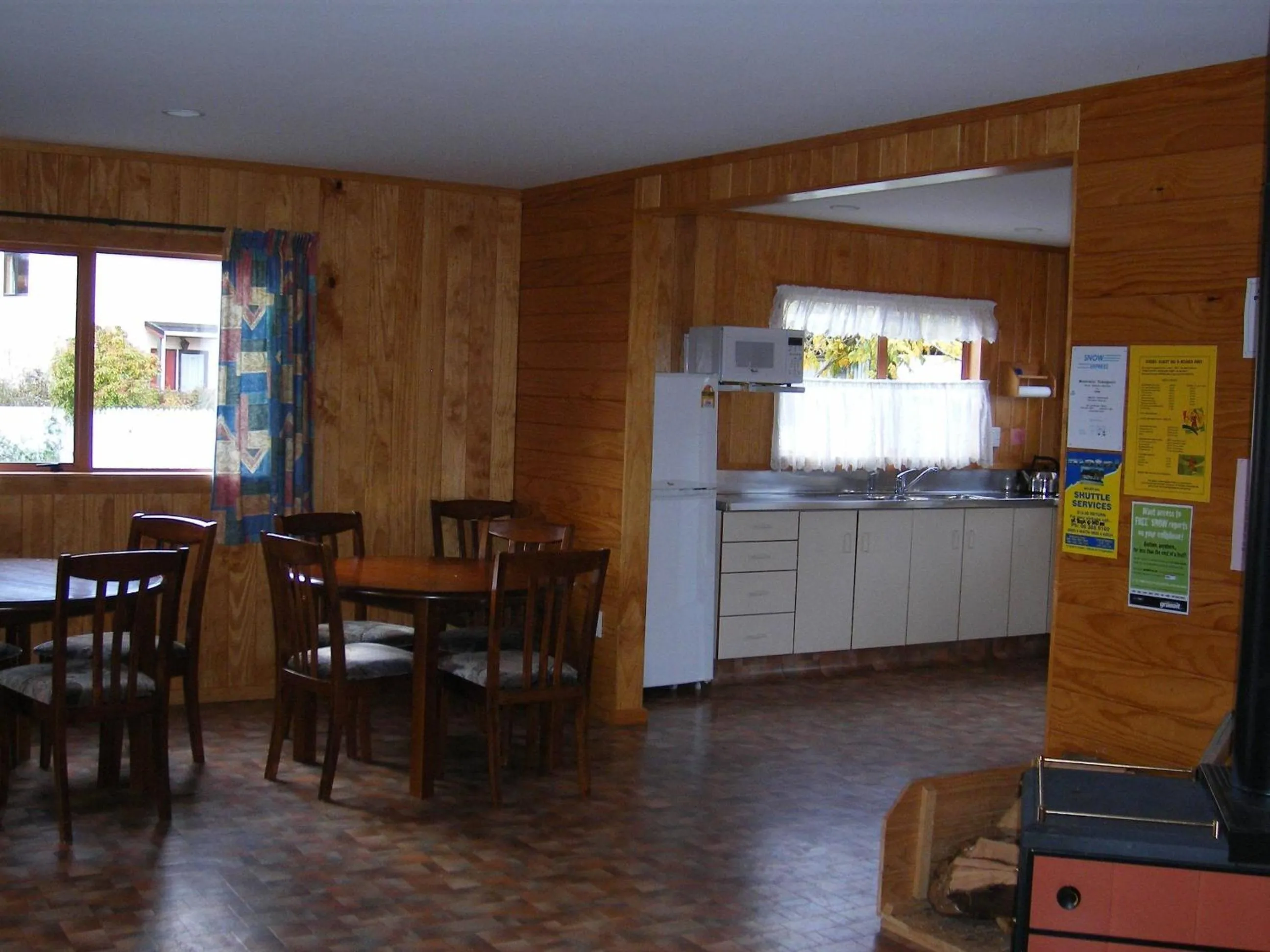 Kitchen or kitchenette in Ossies Motels and Chalets